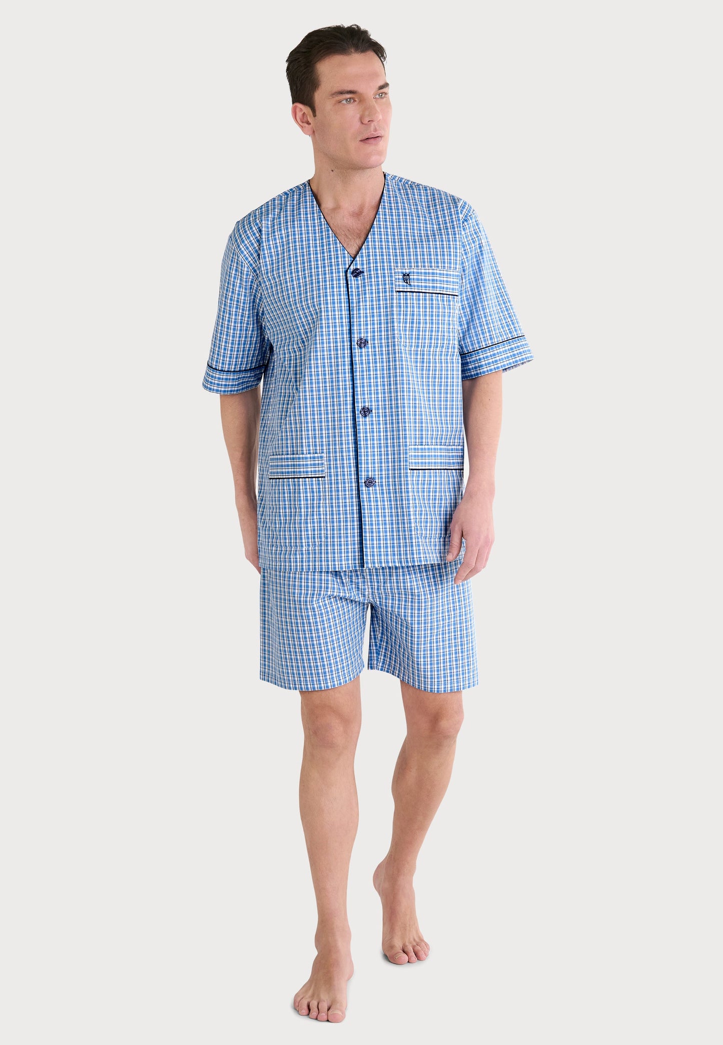 Pijama de hombre de cuadros en azul, algodón ligero, con pantalones cortos y camiseta de botones. Ideal para dormir.