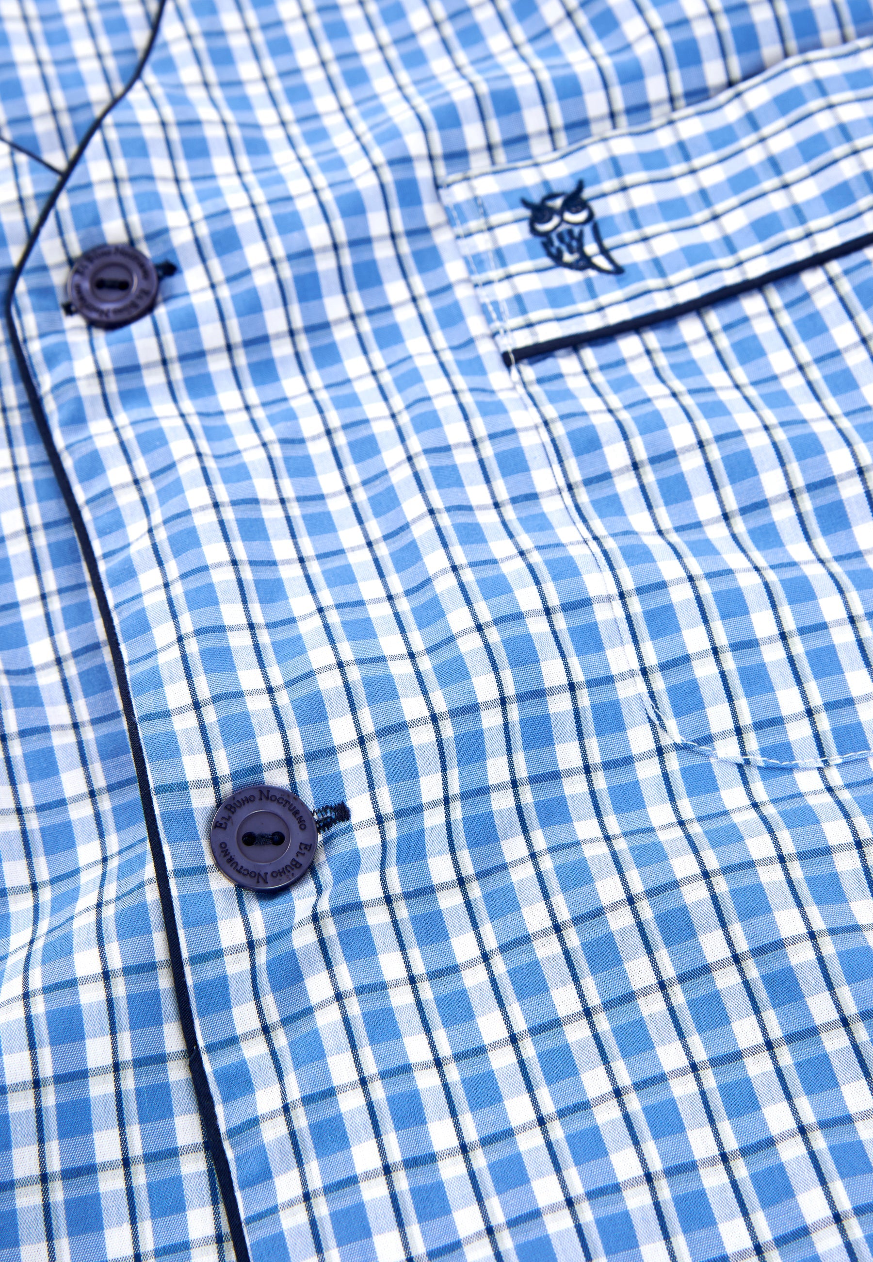 Camisa de cuadros azul, mezcla de algodón, estilo casual, con botones oscuros y bordado en el pecho.