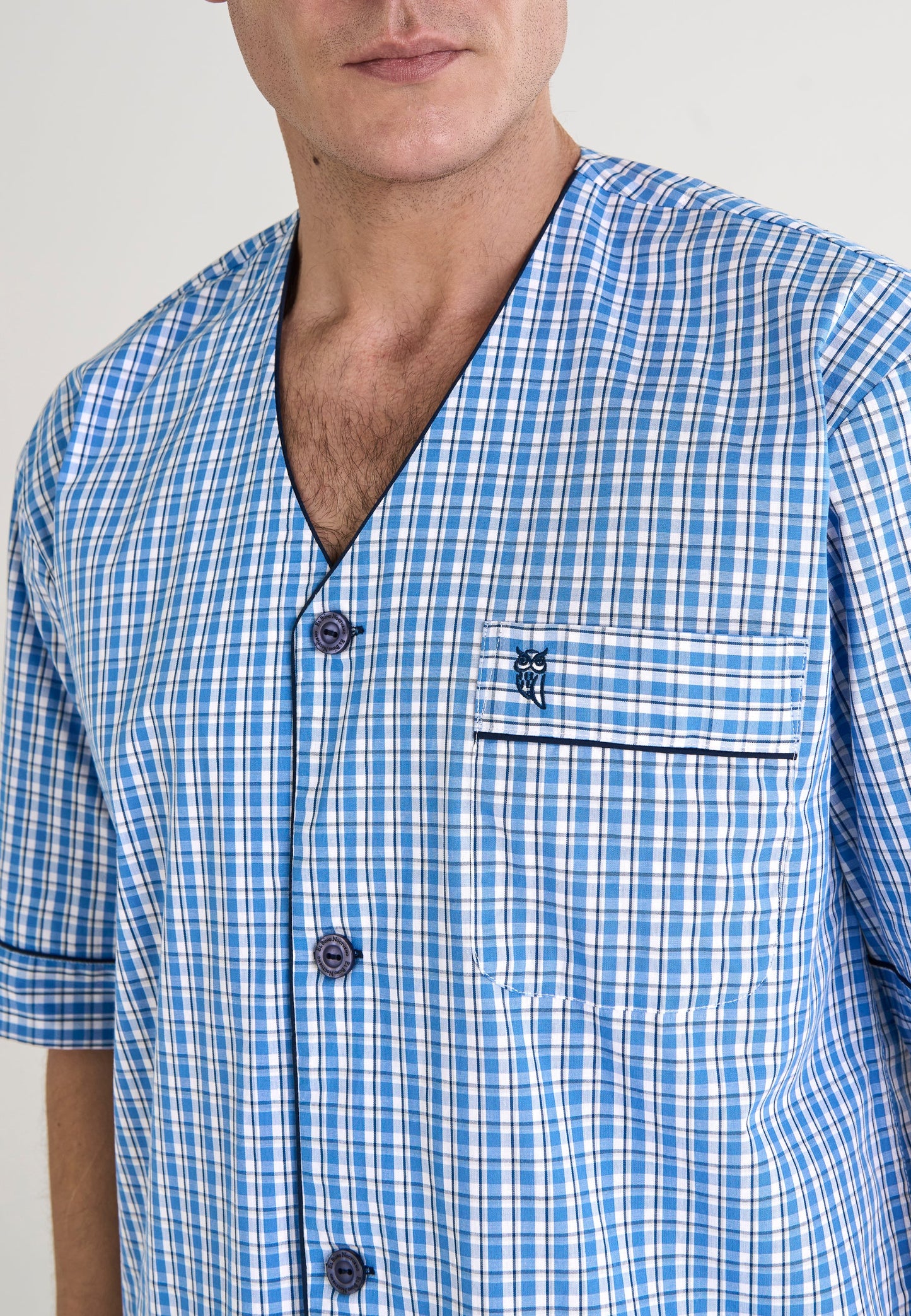 Camisa de hombre de cuadros azul y blanco, algodón, estilo casual con botones y bolsillo en el pecho.