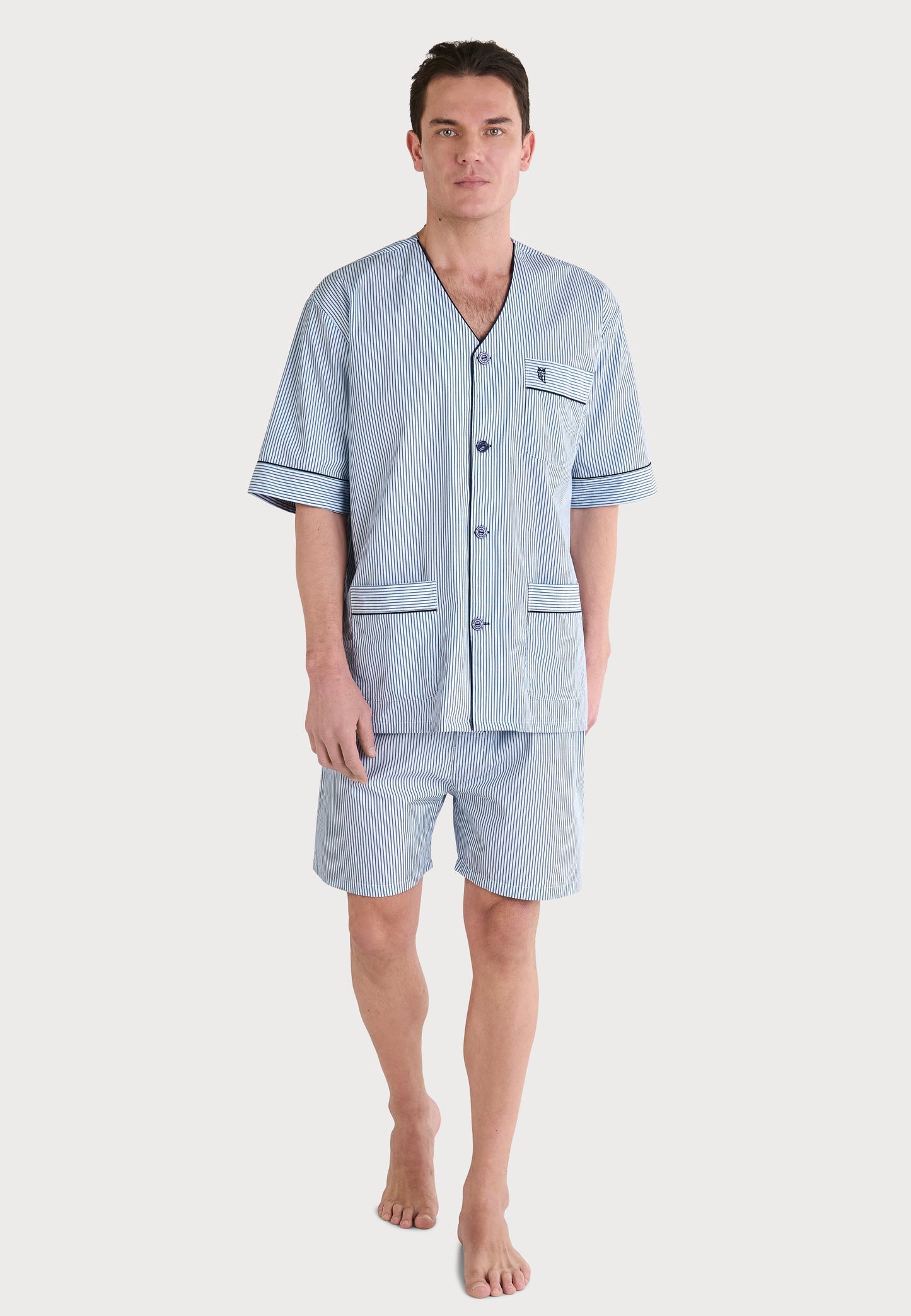 Pijama de hombre de rayas azul claro, algodón, estilo corto con botones y bolsillos. Ideal para descanso.