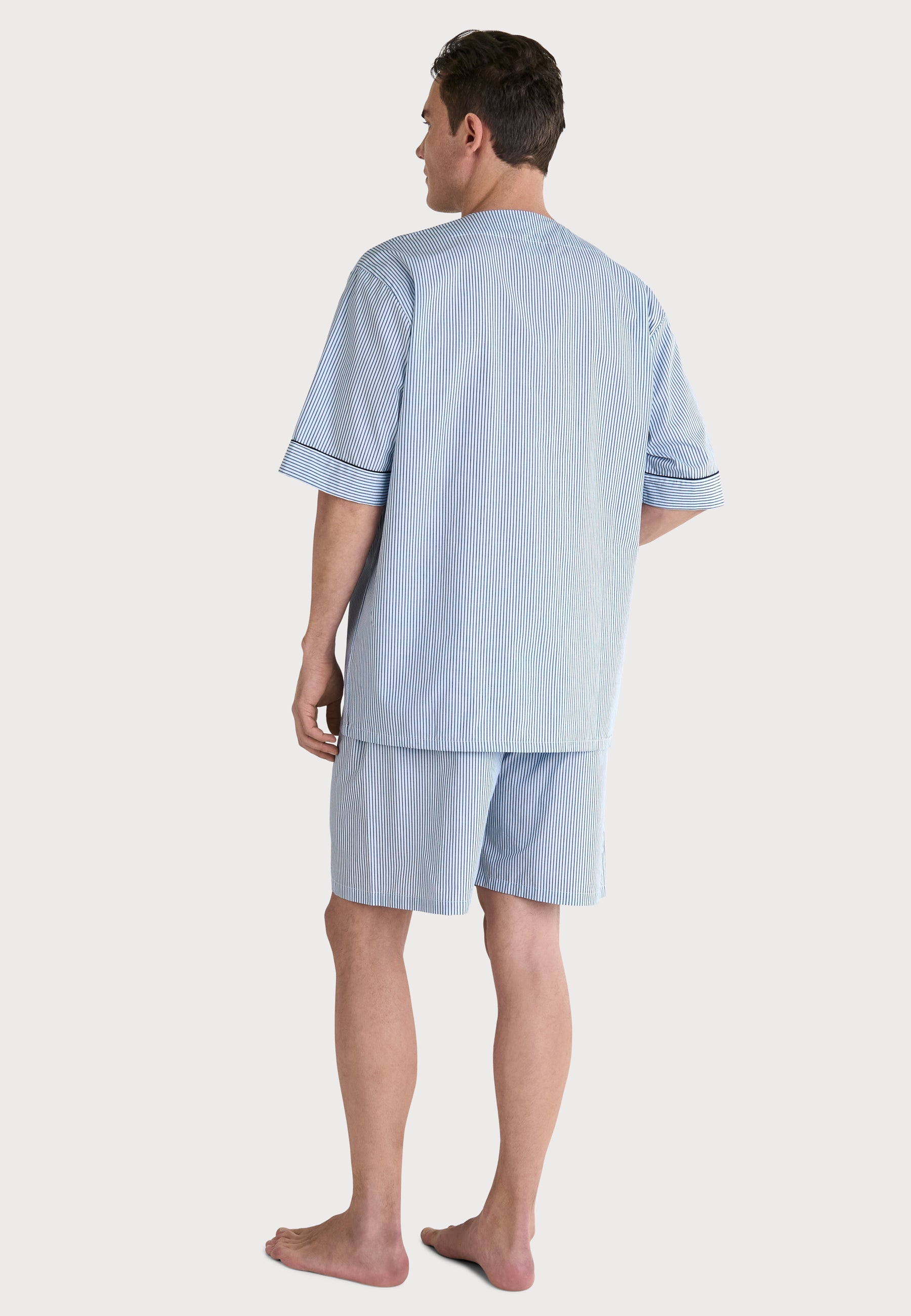 Pijama de hombre de rayas azul claro, compuesto por camiseta de manga corta y pantalones cortos de algodón.