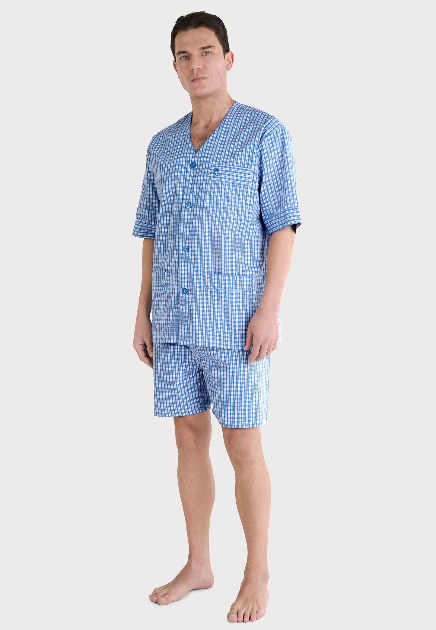 Pijama de hombre a cuadros azules, de algodón, con botones y short, estilo casual y cómodo.