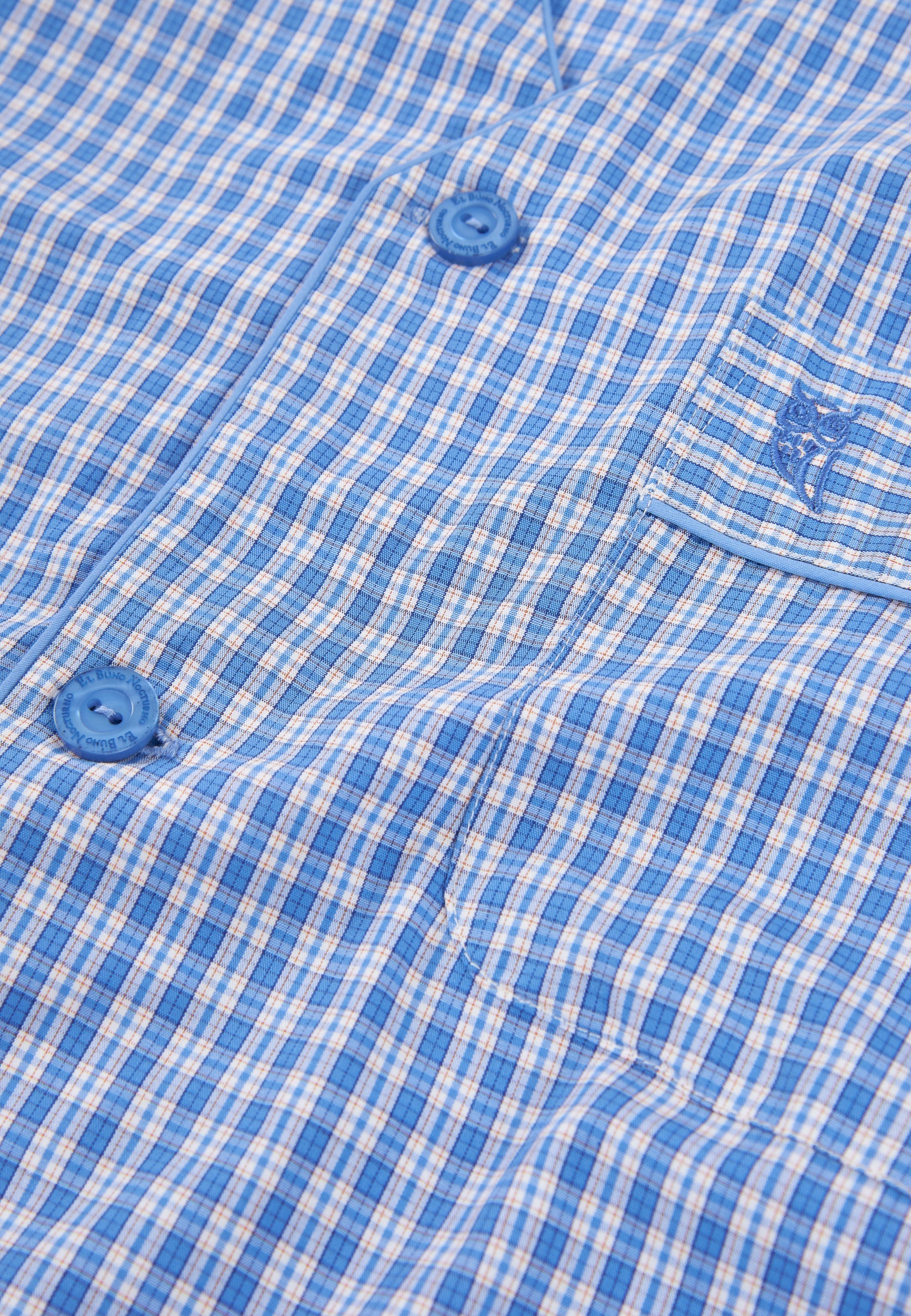 Camisa de cuadros azules y beige, 100% algodón, con botones azules y bordado en el bolsillo. Ideal para verano.