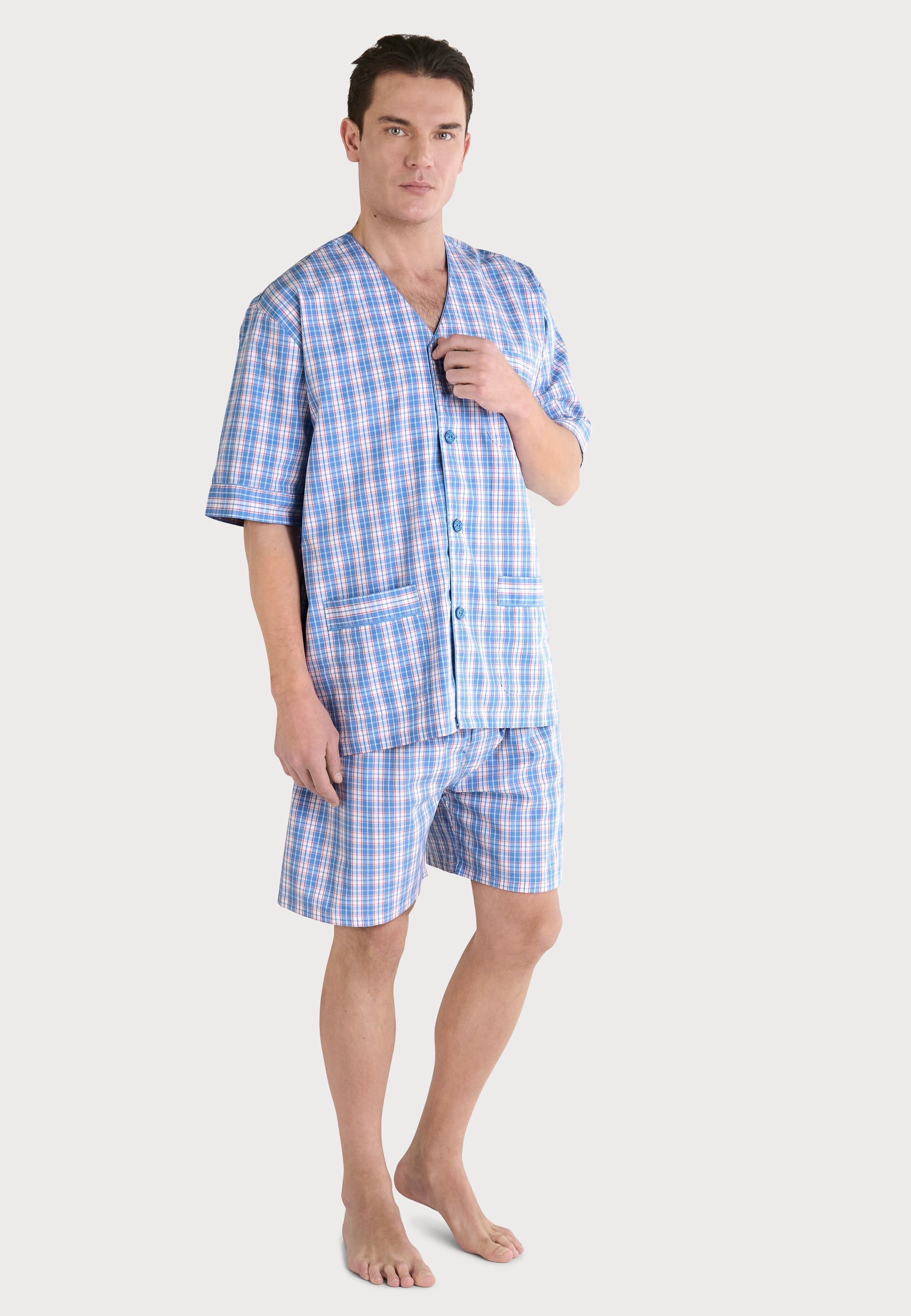Pijama de cuadros azules y rosas, de algodón, con cuello en V y shorts, estilo cómodo y relajado.