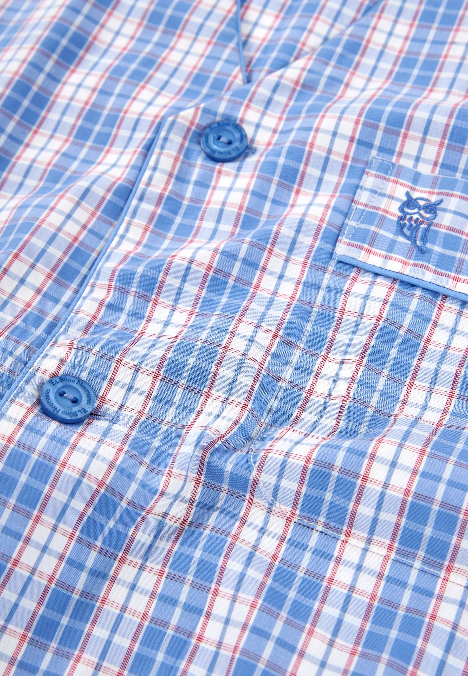 Camisa de cuadros azul y blanco, de algodón, con botones y bolsillo bordado, estilo casual y fresco.