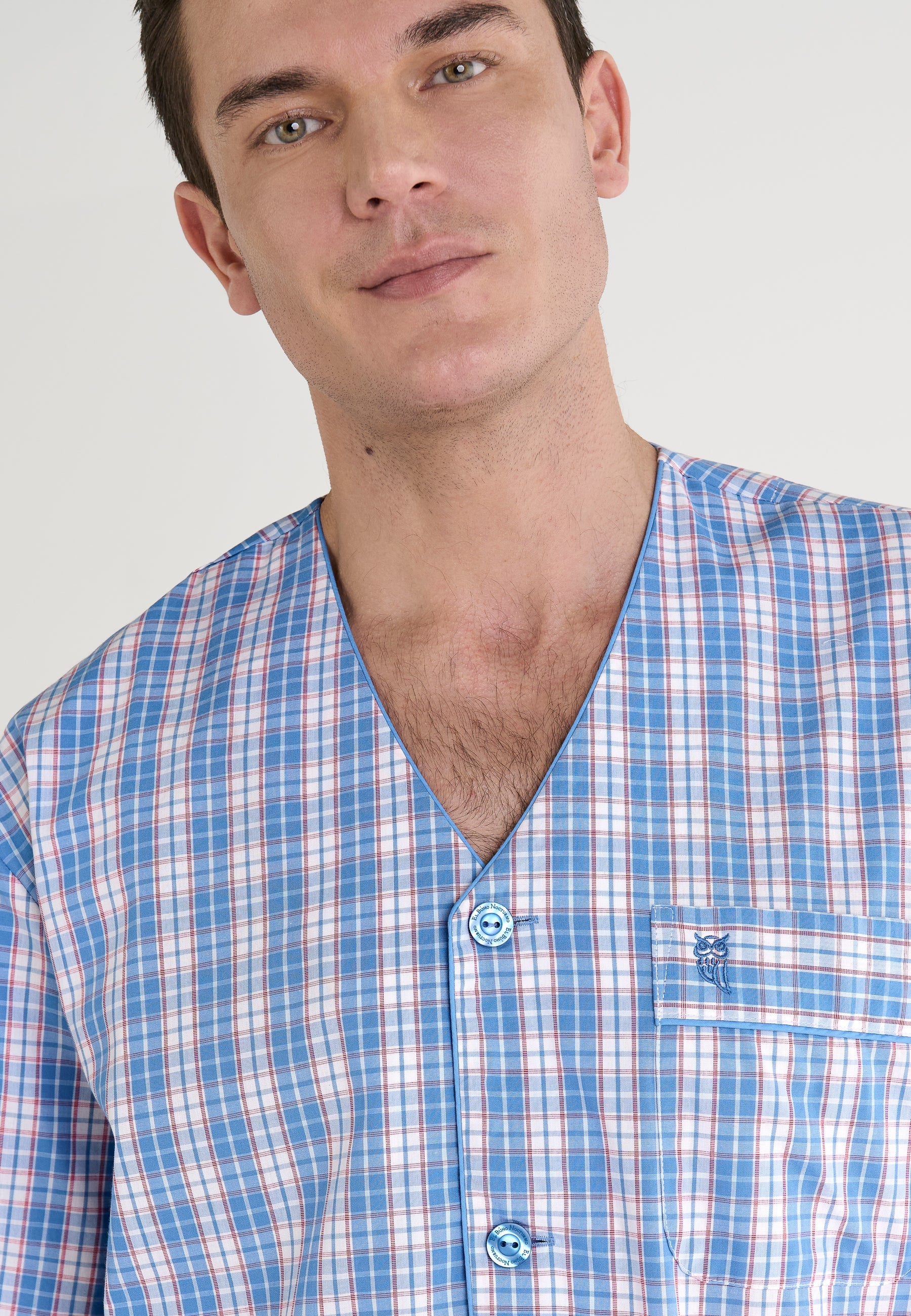 Camisa de hombre de cuadros azules y rosas, fabricada en algodón, estilo casual con botones y bolsillo.