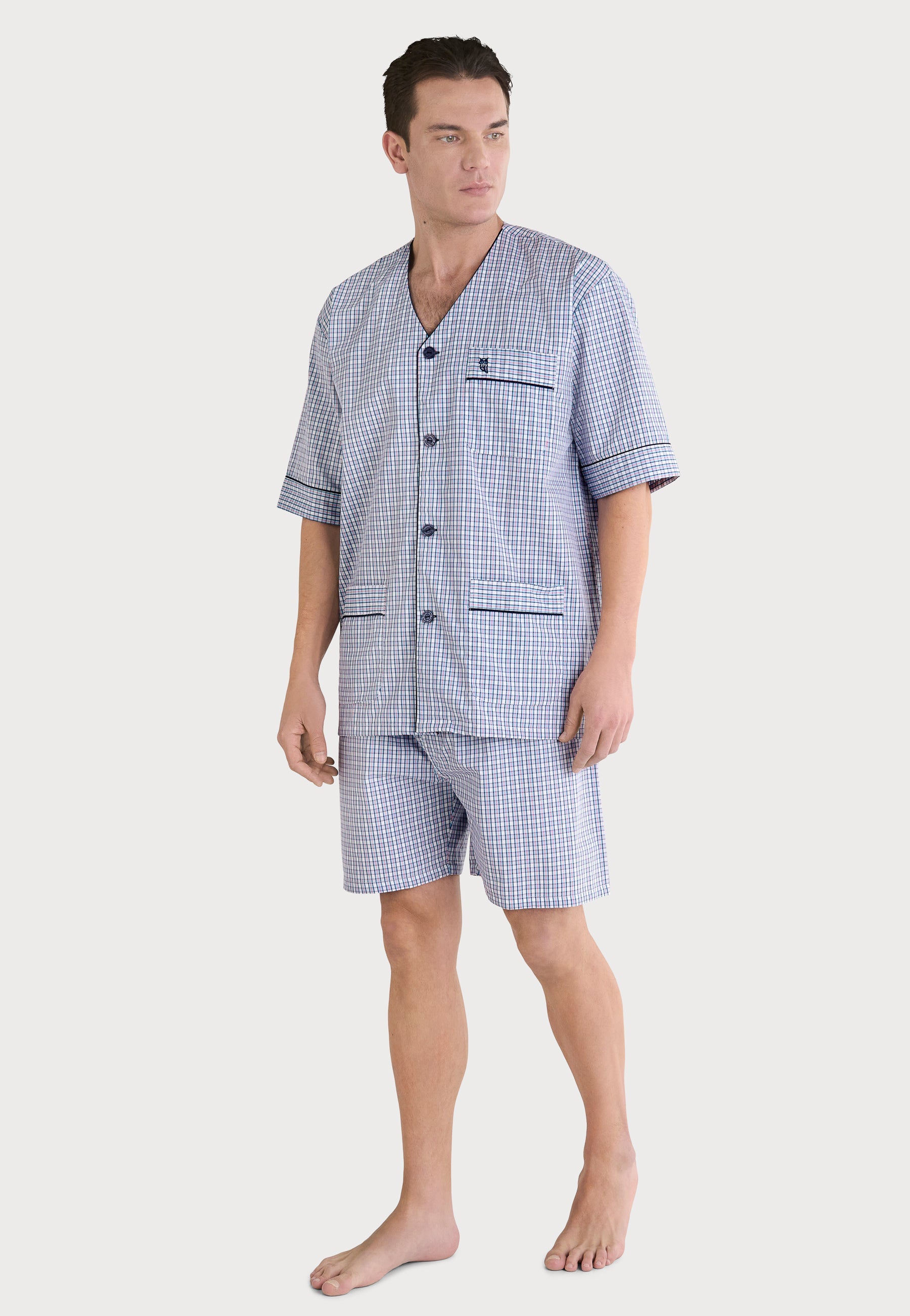 Pijama de hombre azul a cuadros, tejido de algodón, estilo corto con pantalones cortos y camiseta de manga corta.