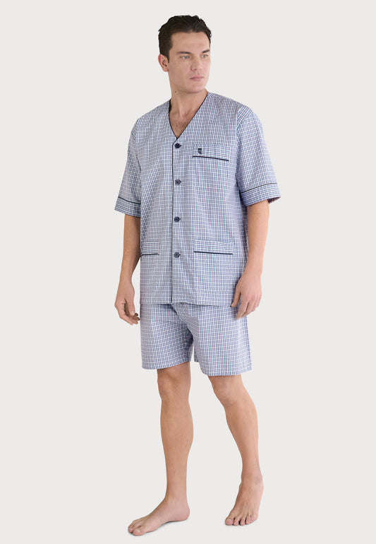 Pijama de hombre azul a cuadros, tejido de algodón, estilo corto con pantalones cortos y camiseta de manga corta.