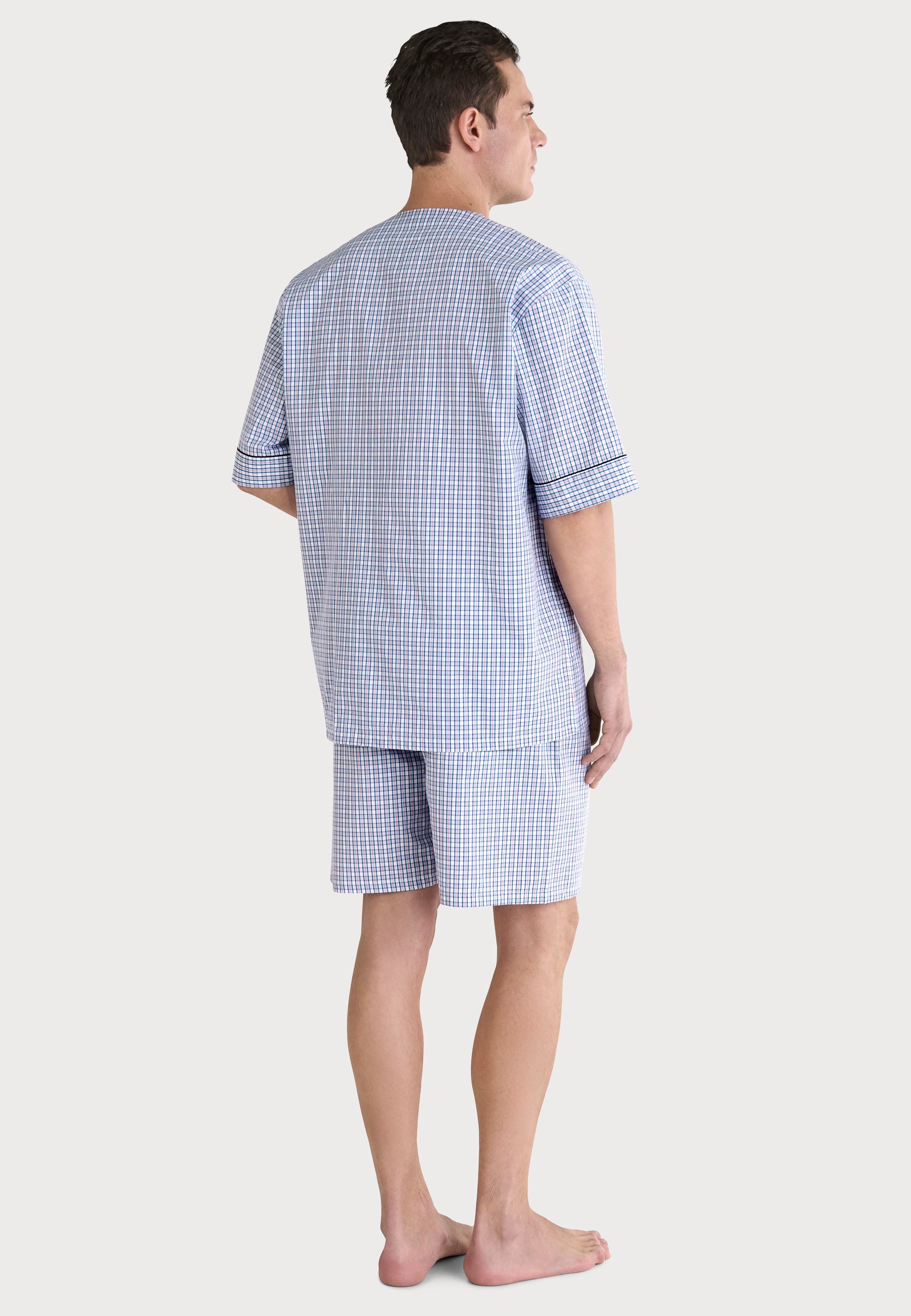 Pijama de hombre de cuadros en azul y blanco, algodón, estilo relajado, con camiseta de manga corta y pantalones cortos.