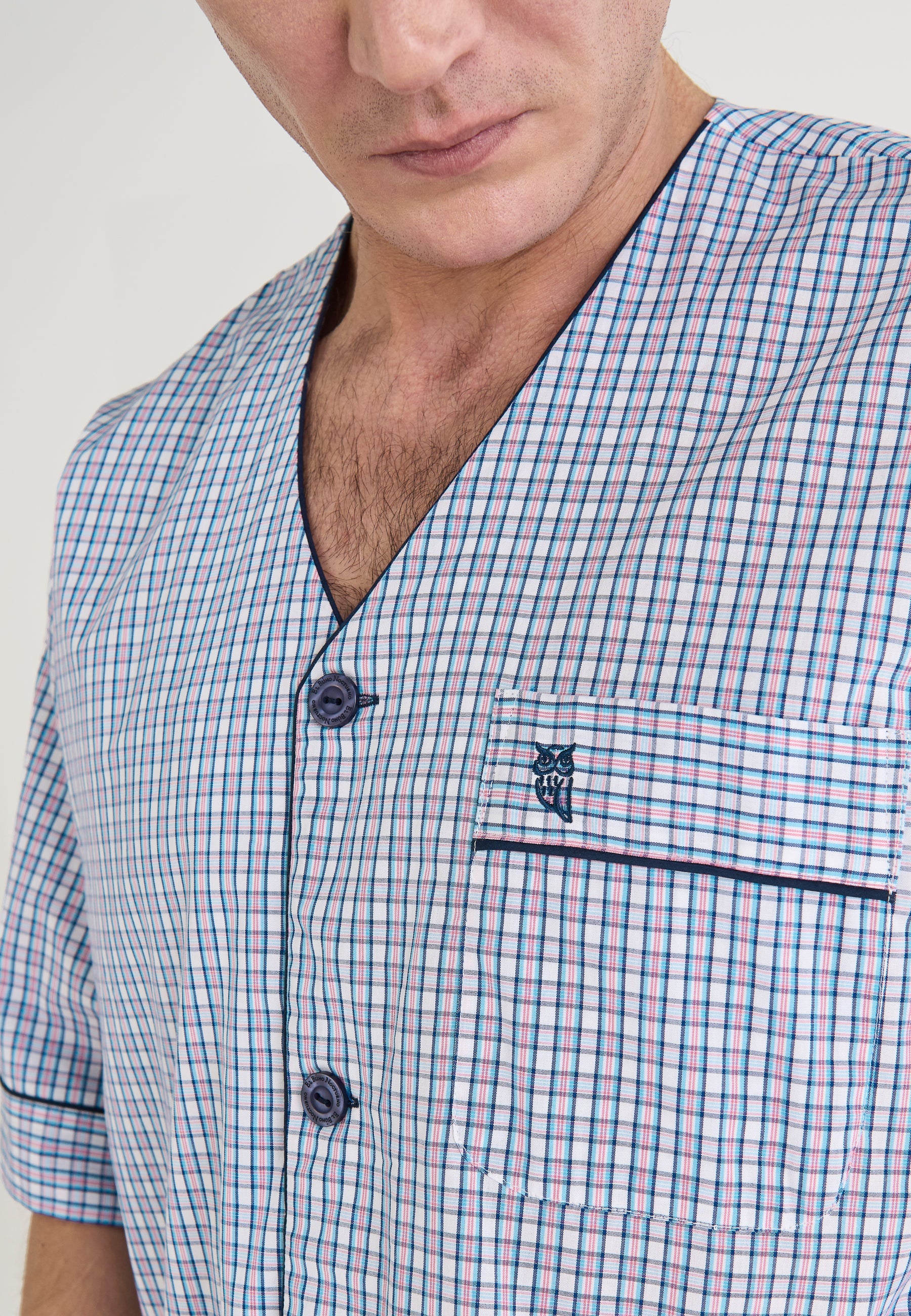 Camisa de hombre de cuadros azul, rojo y blanco, con bolsillo y detalles en navy, estilo casual.