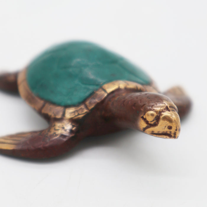 Tortuga decorativa de bronce con caparazón verde, estilo vintage, ideal para regalos o decoración del hogar.