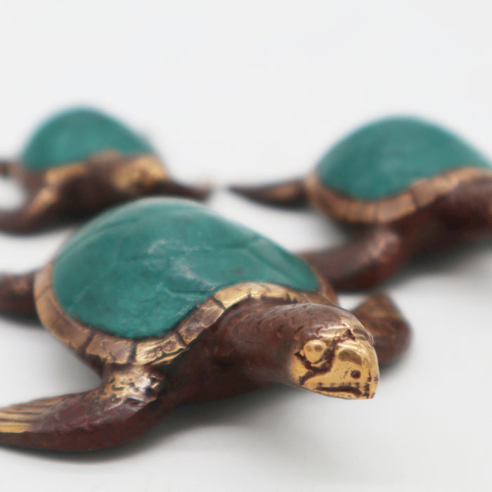 Tortugas decorativas en cerámica verde y dorada, estilo moderno, ideales para adornar cualquier espacio.
