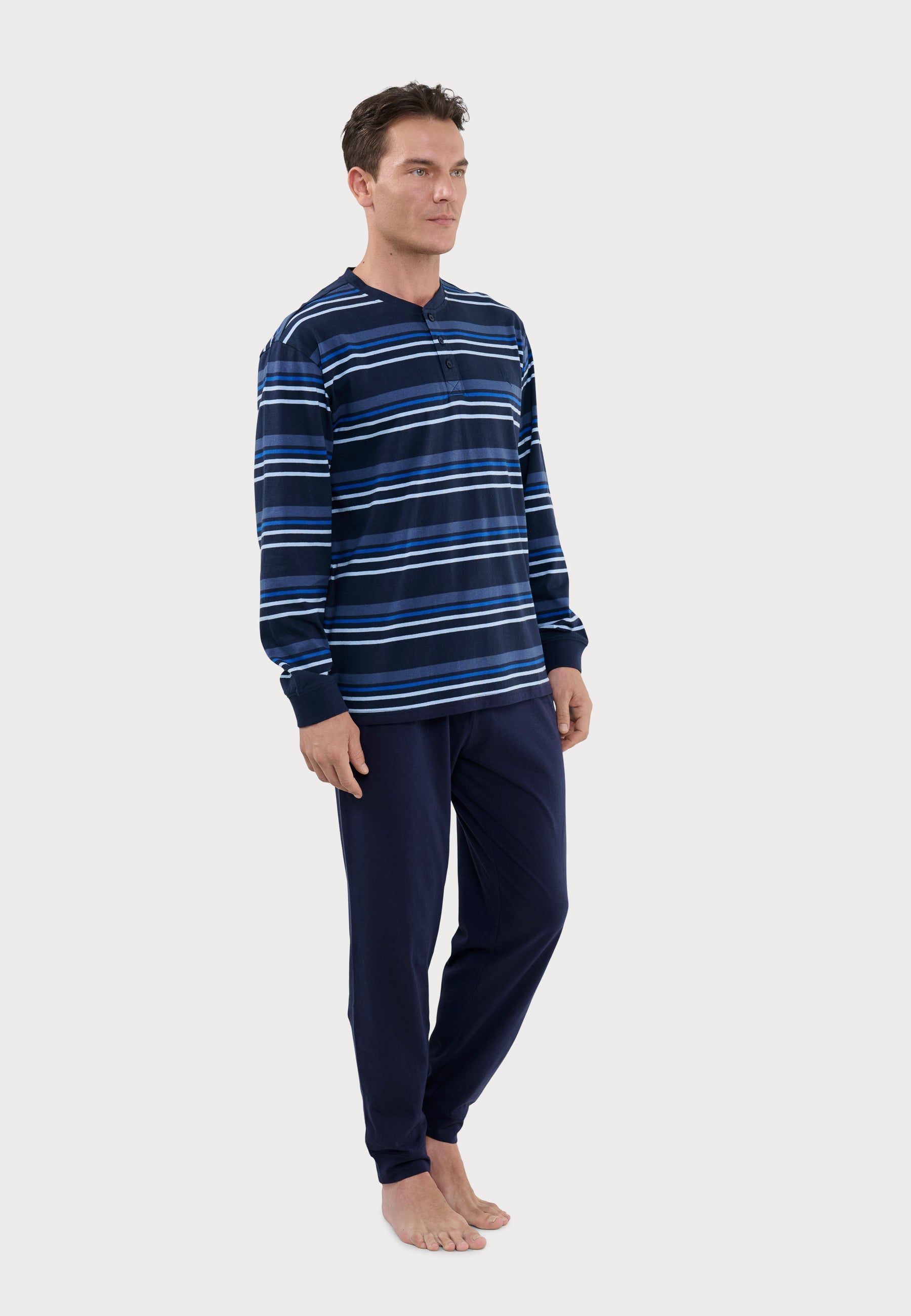 Pijama para hombre de rayas azules, manga larga, material suave y cómodo, elegante y casual.