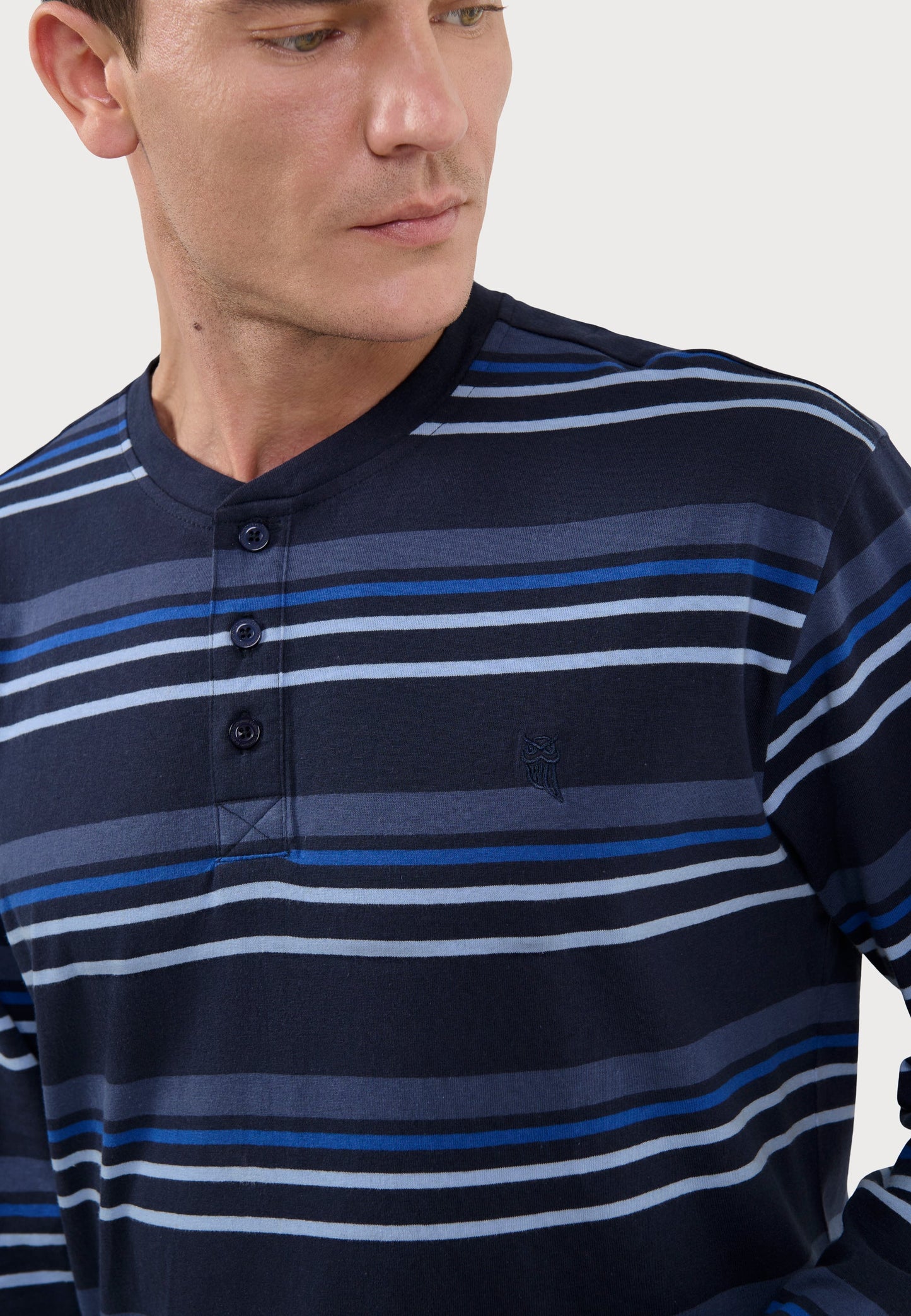 Camisa de hombre de rayas azul marino y gris, de algodón suave, estilo casual con botones en el cuello.