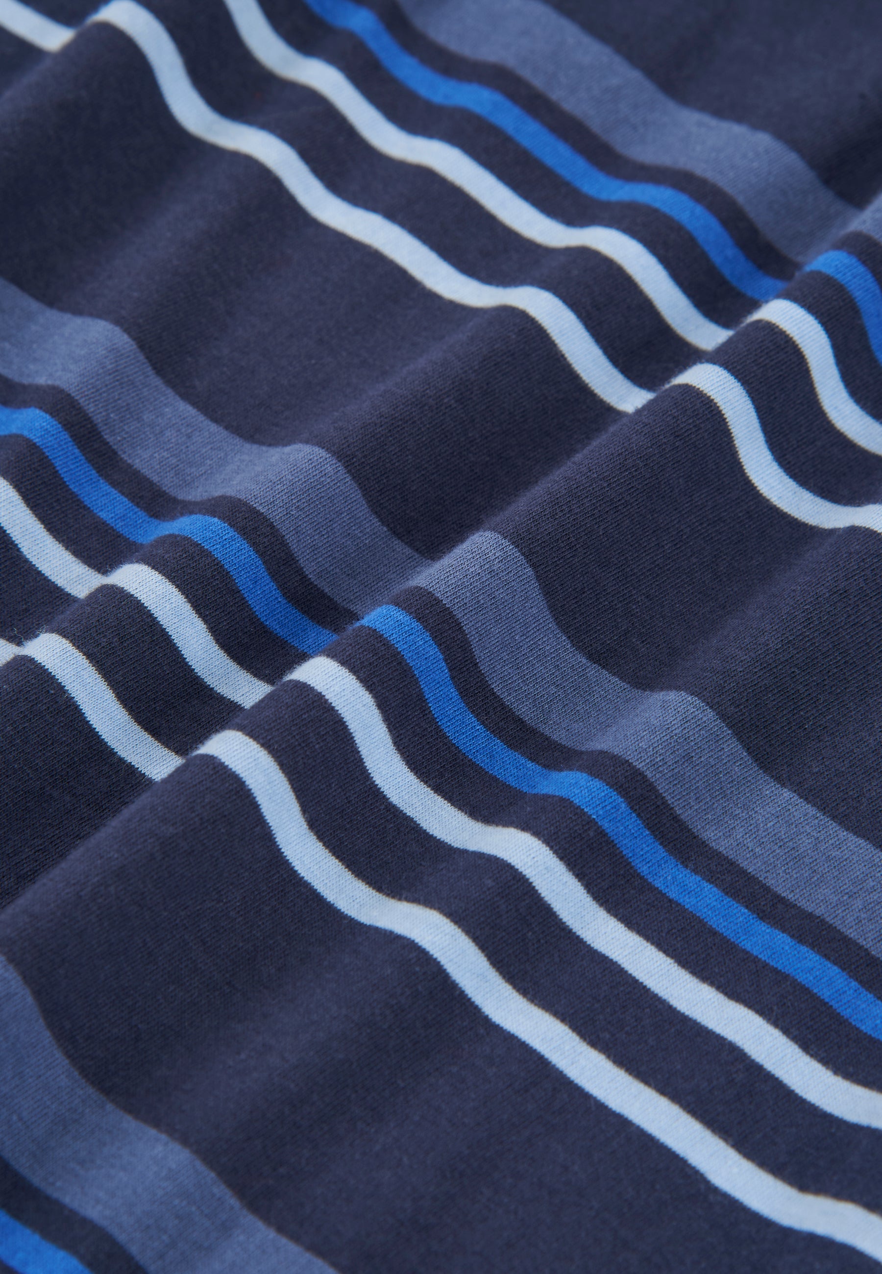 Camisa de algodón azul marino con rayas en tonos azules y grises, estilo casual y cómodo.