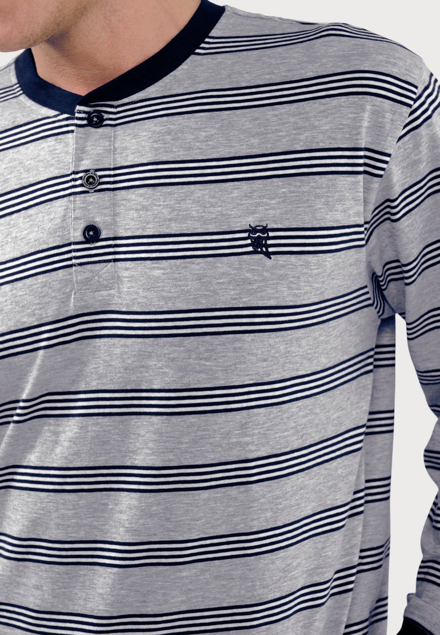 Camisa de hombre de rayas gris y azul marino, algodón, estilo clásico con botones y logotipo bordado.