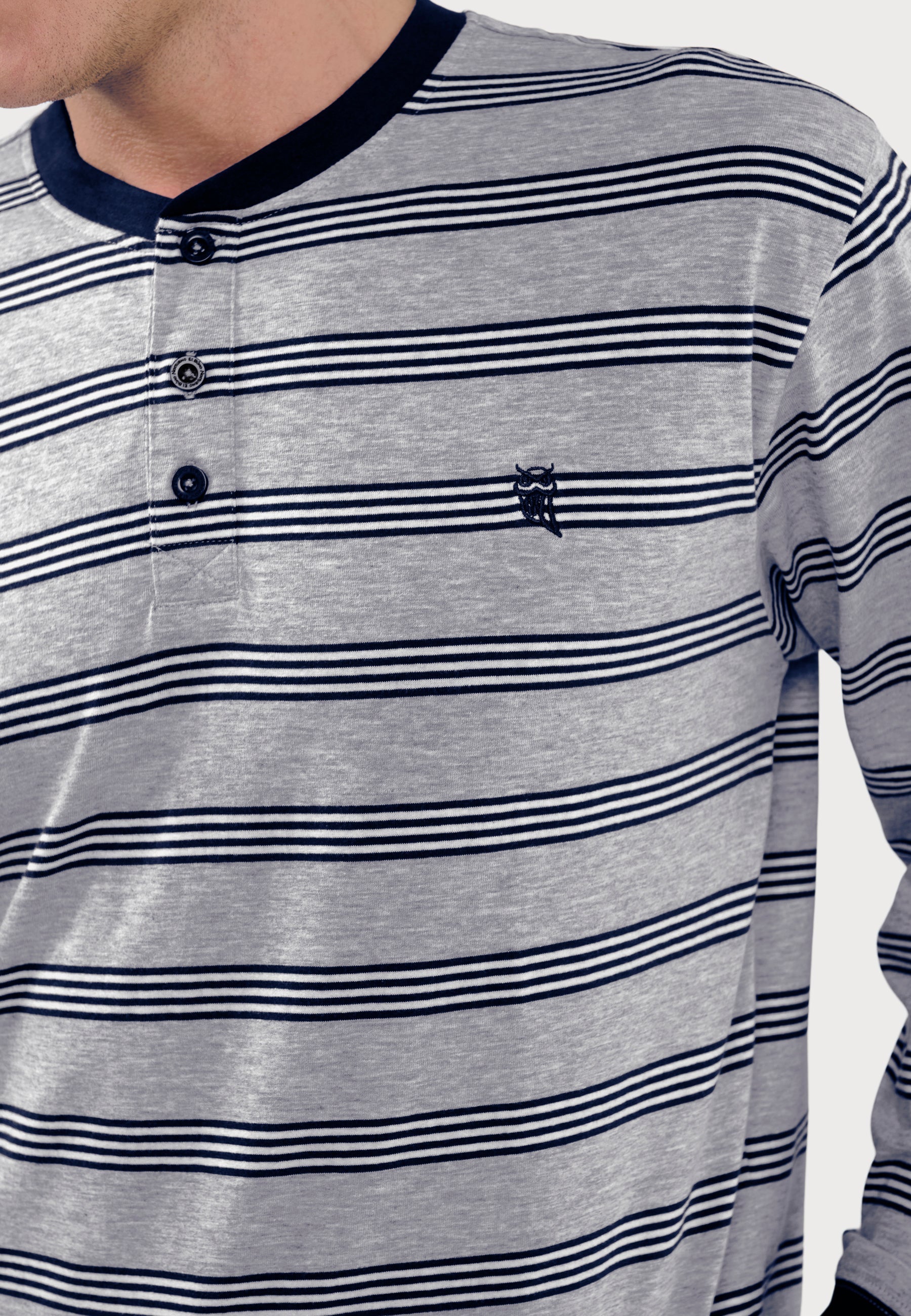 Camisa de hombre de rayas gris y azul marino, algodón, estilo clásico con botones y logotipo bordado.