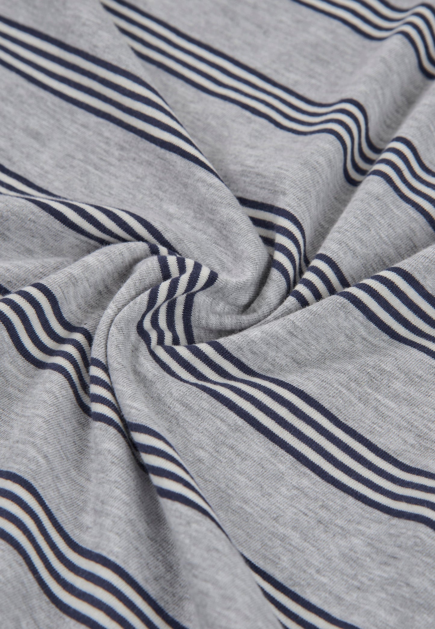 Camisa de algodón gris con rayas azul marino en estilo casual, ideal para uso diario.