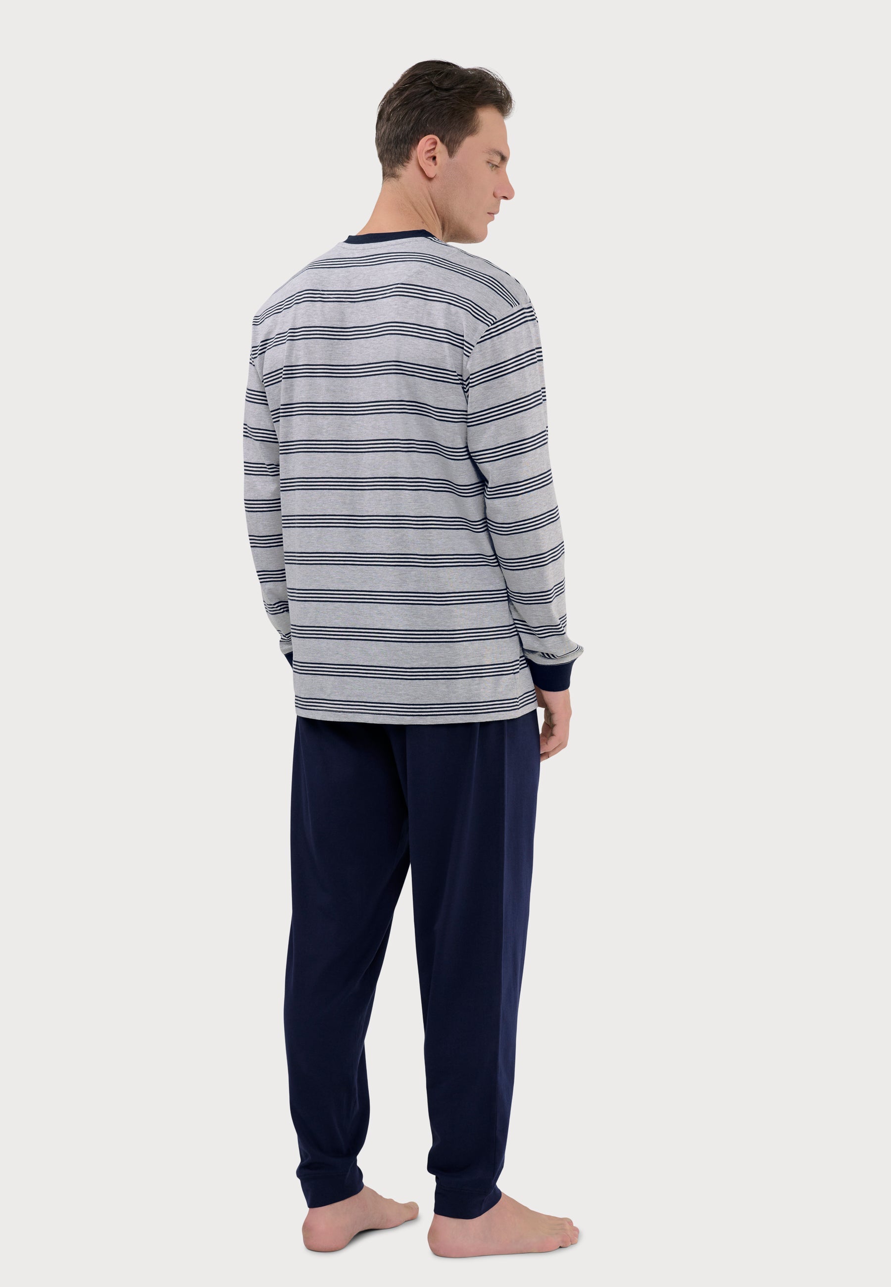 Pijama de hombre de rayas gris con azul marino, algodón suave, estilo casual y cómodo.