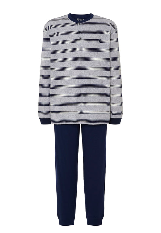 Pijama de hombre gris con rayas navy, de algodón suave y cómodo, ideal para descanso en casa.