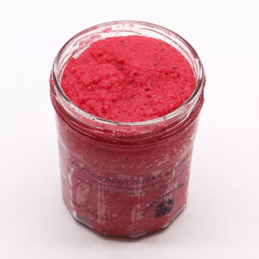 Tarro de vidrio con exfoliante corporal de azúcar rojo brillante con semillas, de textura granulada y aroma a fresa.