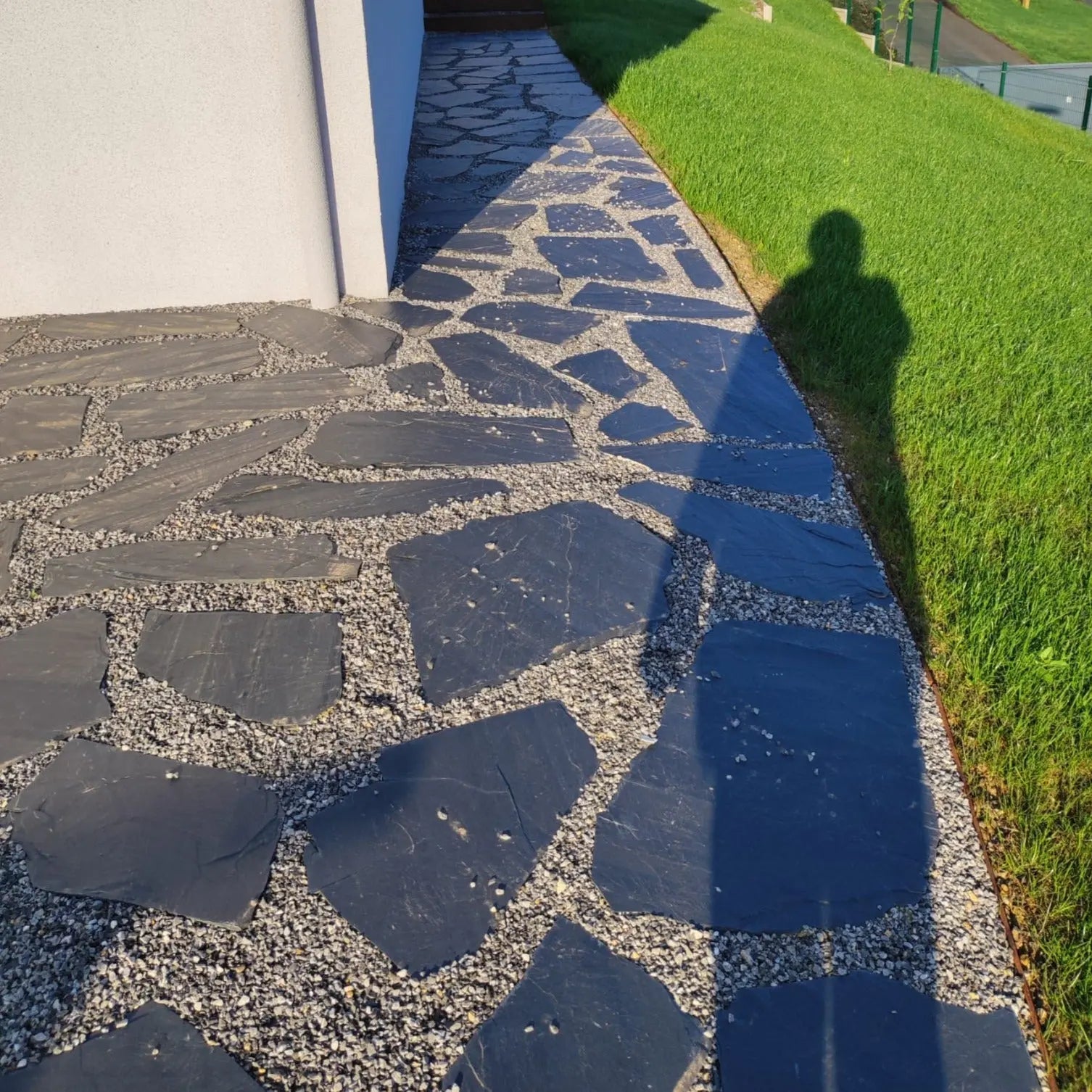 Paso japonés Planchoncillo Pizarra Irregular colocado en entrada