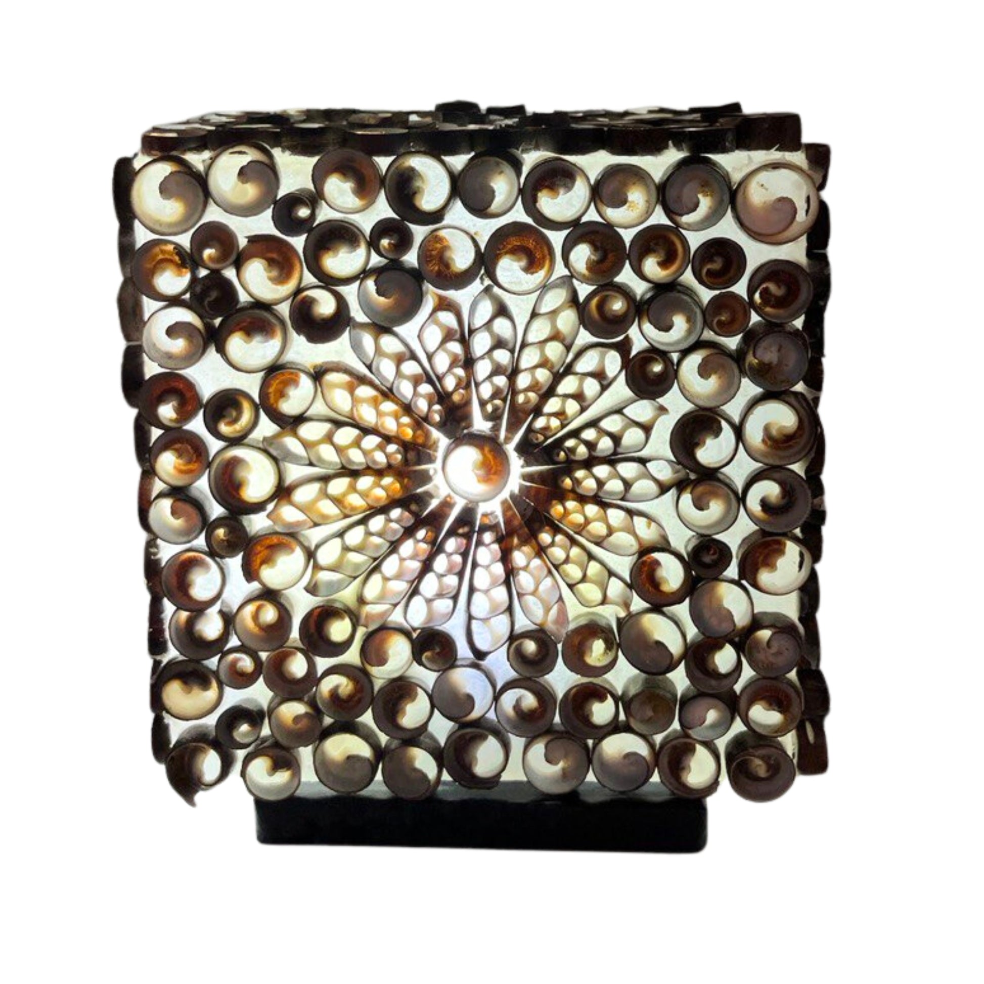 Lámpara cuadrada boho de 15 cm decorada con conchas marinas en tonos marrones y blancos, creando un patrón floral.
