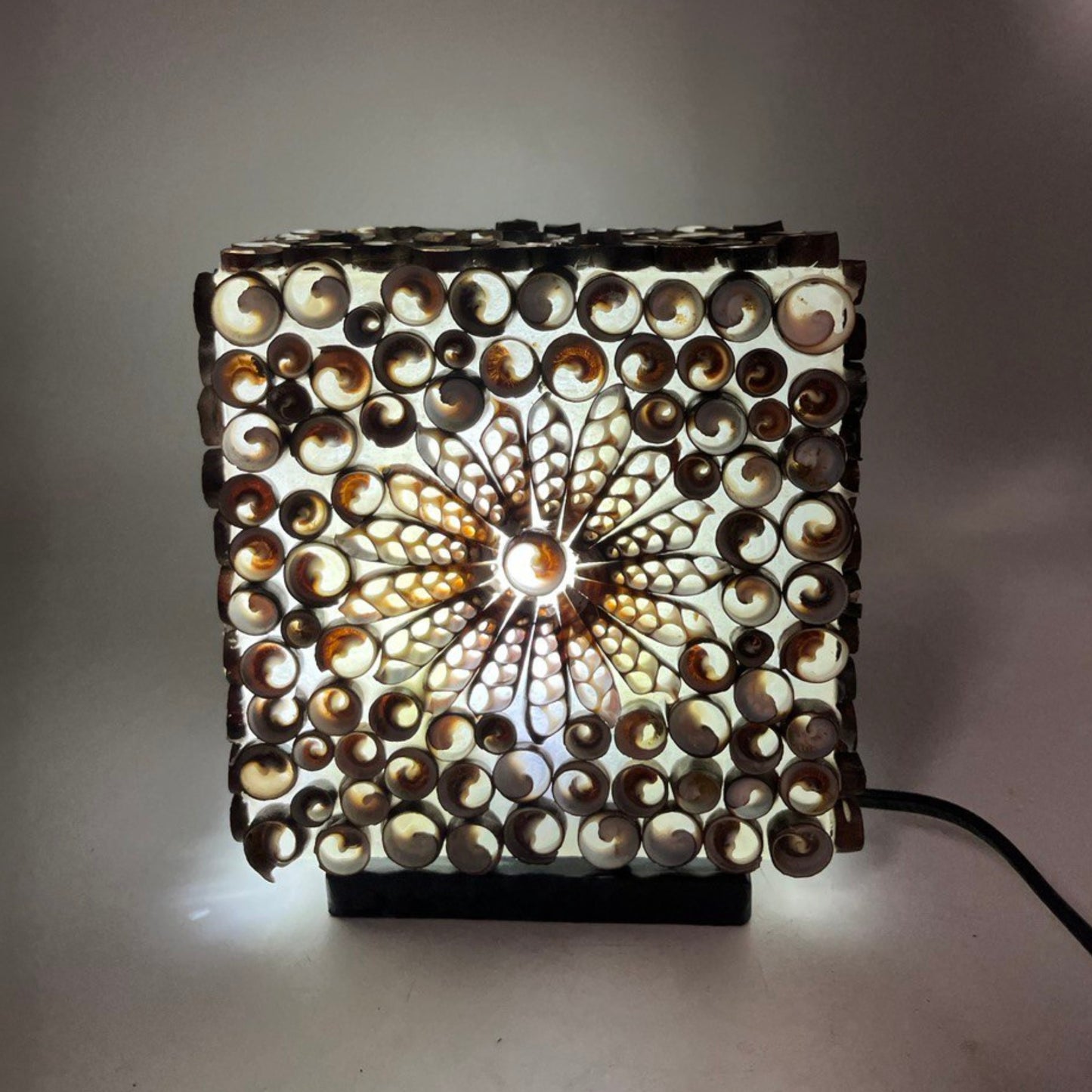 Lámpara cuadrada estilo boho de 15 cm, decorada con conchas marinas en tonos naturales que crean un diseño floral.