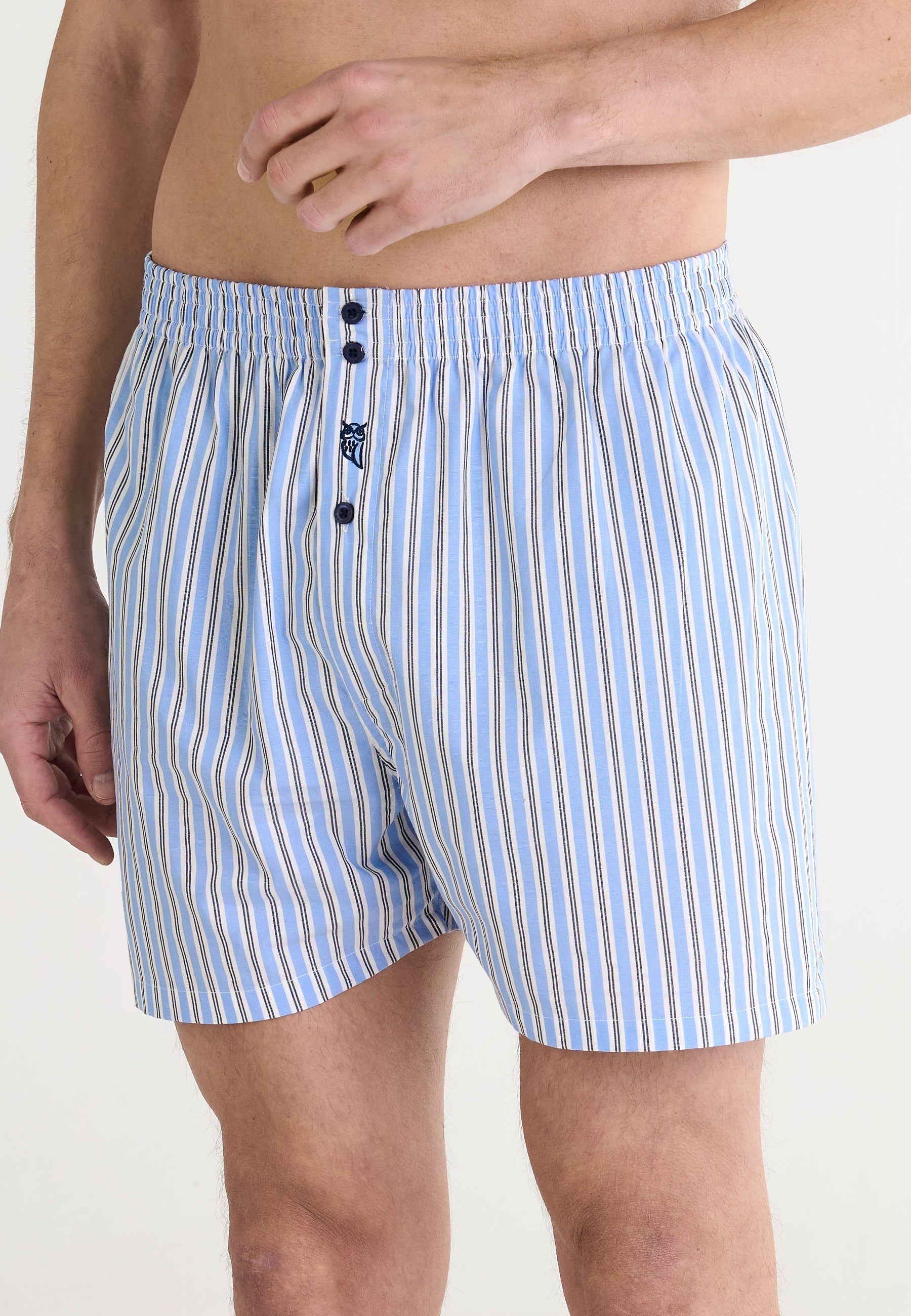 Boxers de hombre azul claro con rayas, 100% algodón, estilo clásico con botones frontales.