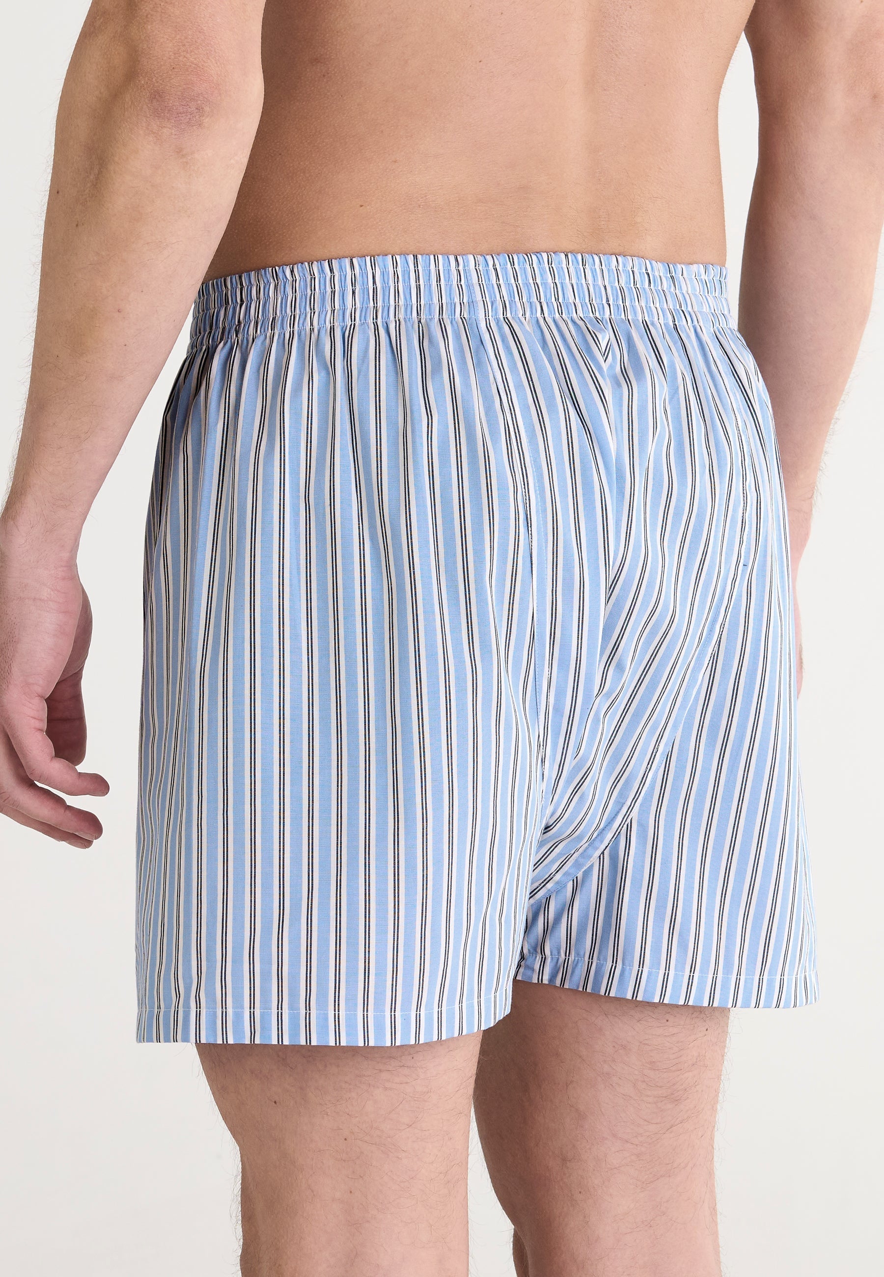 Boxers de hombre de algodón azul claro con rayas verticales marrones. Diseño cómodo y moderno.