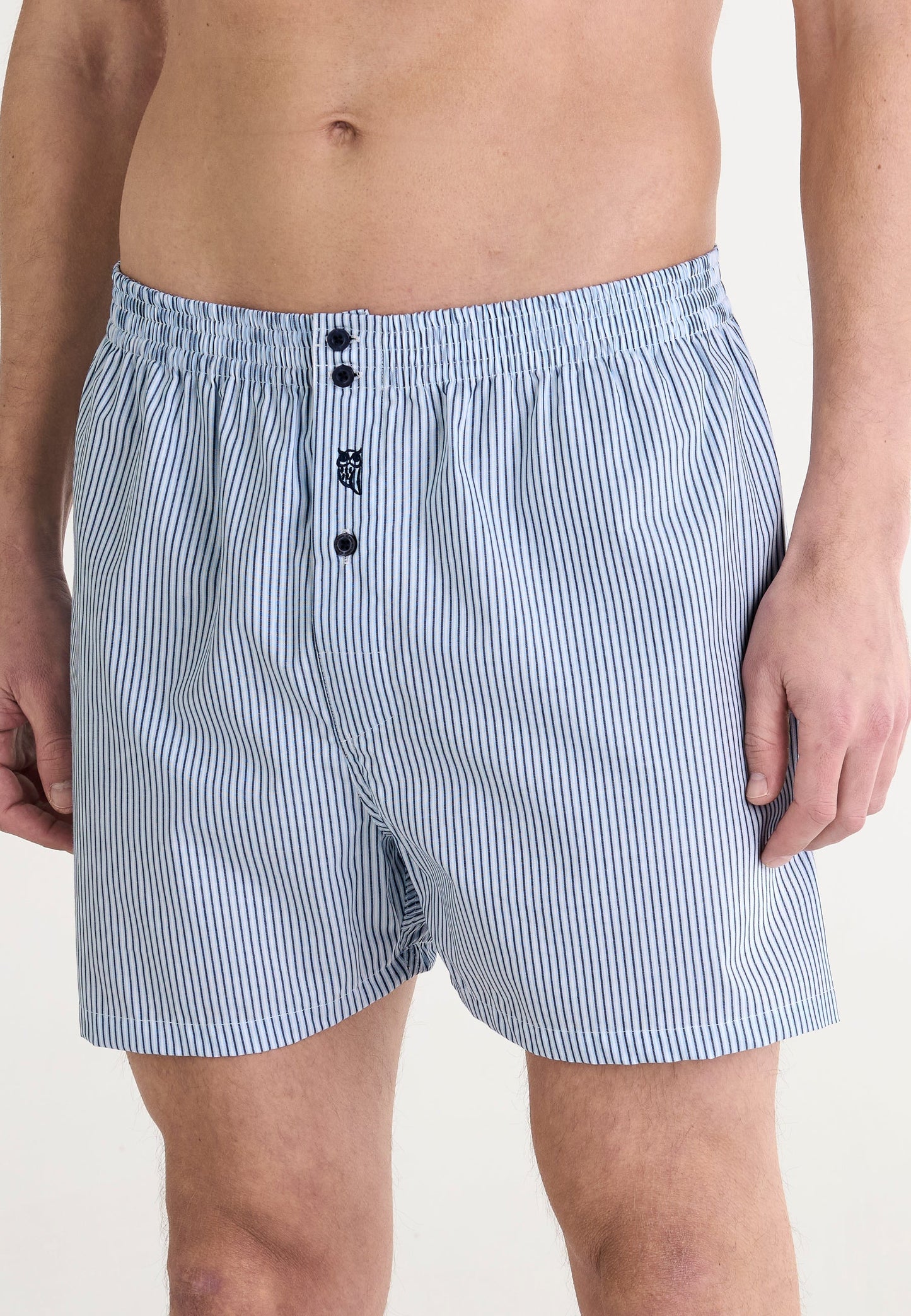 Boxer de hombre de algodón azul claro con rayas, con botones y elástico en la cintura. Estilo clásico y cómodo.