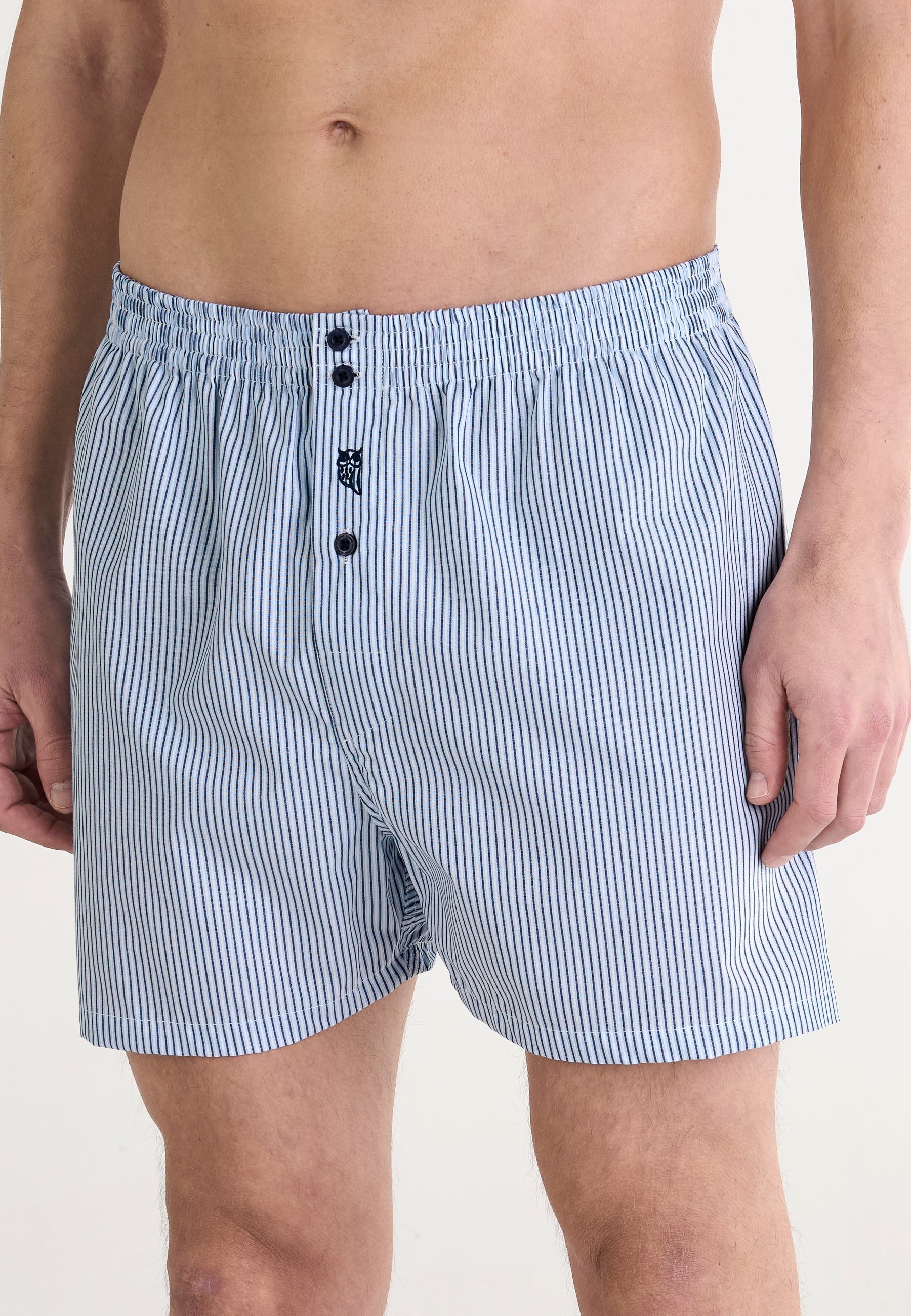 Boxer de hombre de algodón azul claro con rayas, con botones y elástico en la cintura. Estilo clásico y cómodo.