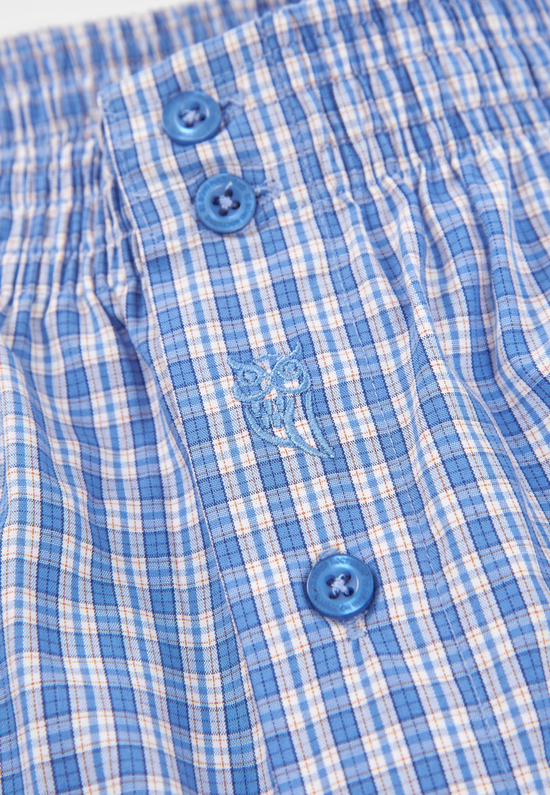 Pantalones cortos de cuadros azules, algodón suave, con botones y bordado de mariposa. Ideal para el verano.