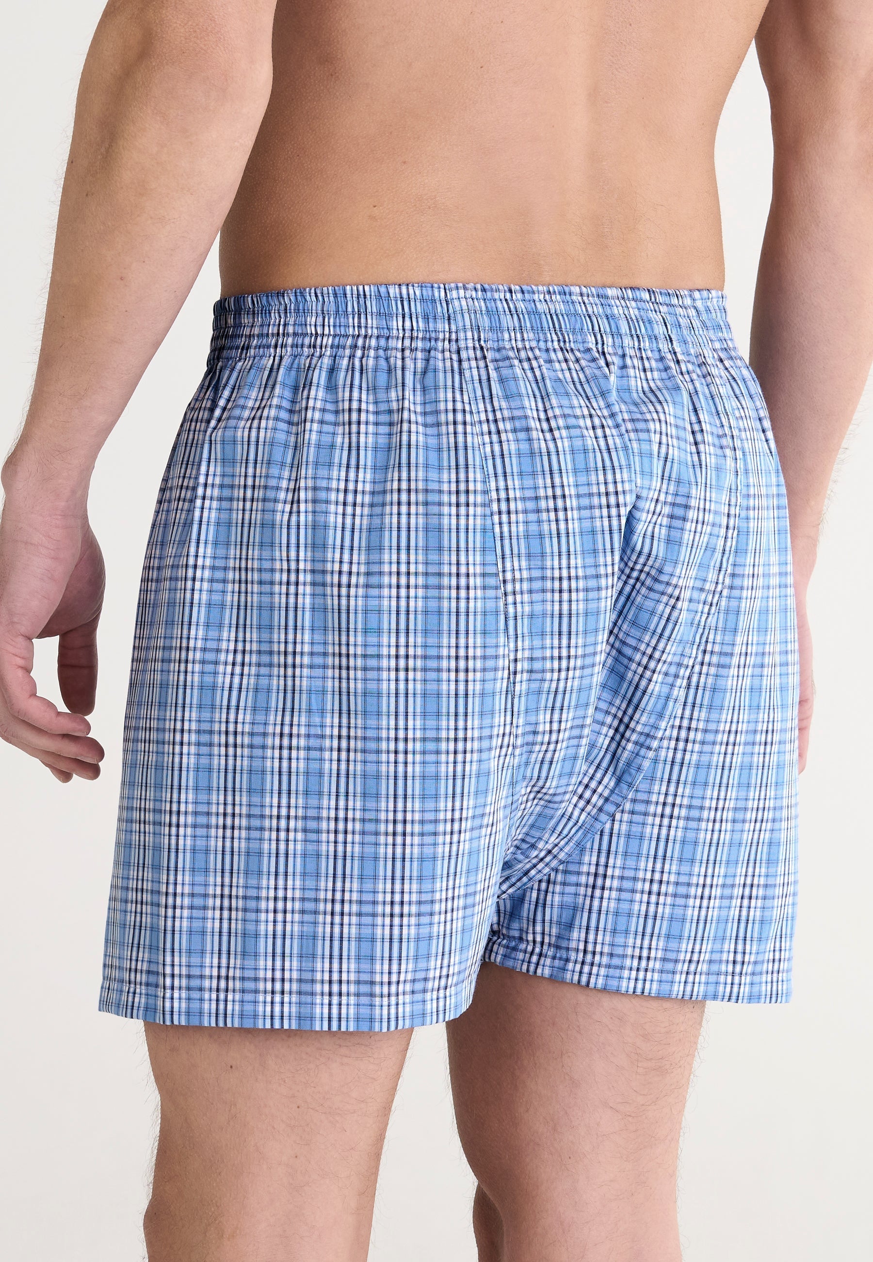 Boxer de hombre a cuadros en tonos azules y blancos, de algodón suave y cómodo.