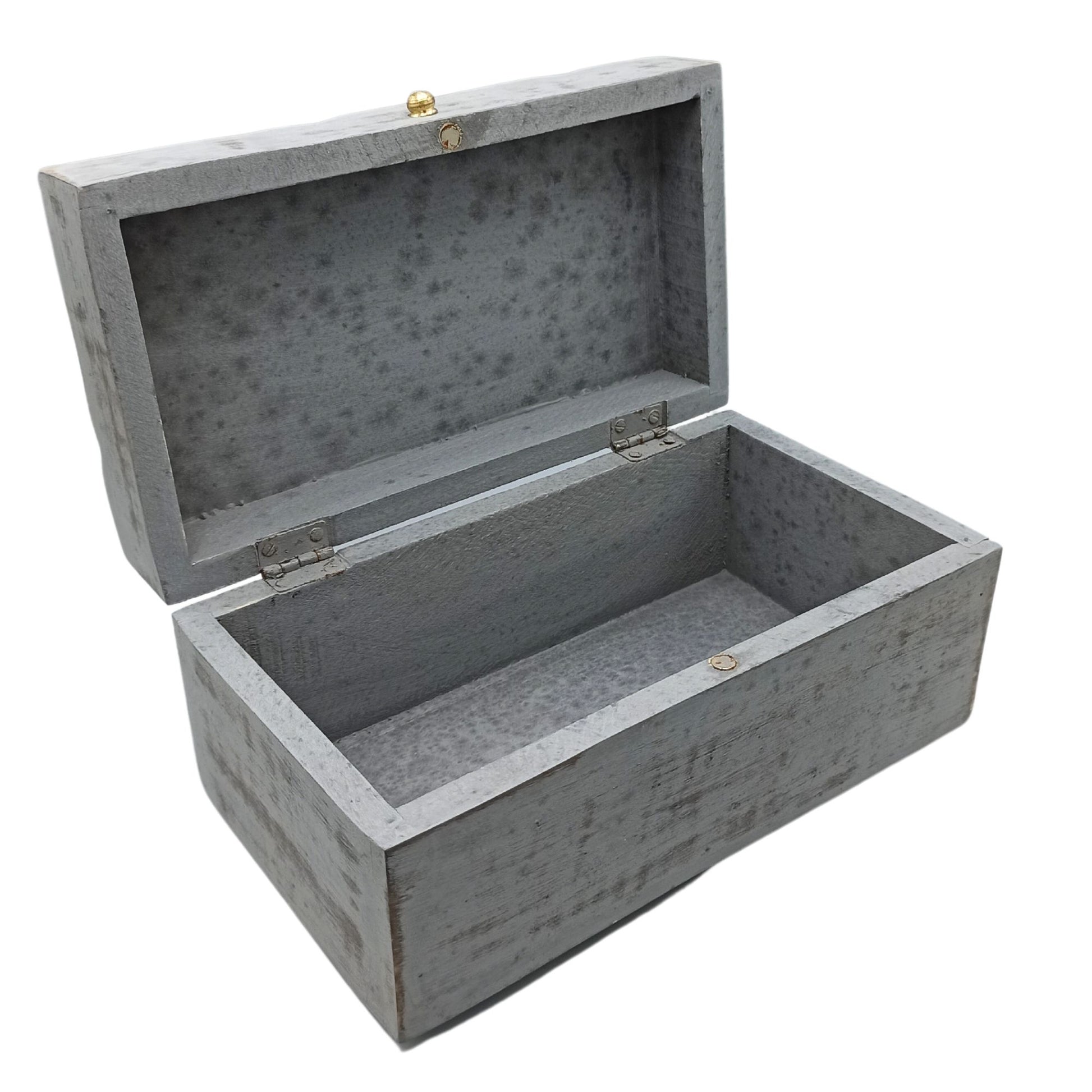 Caja de madera gris con acabado rústico y herrajes dorados, ideal para almacenamiento y decoración.