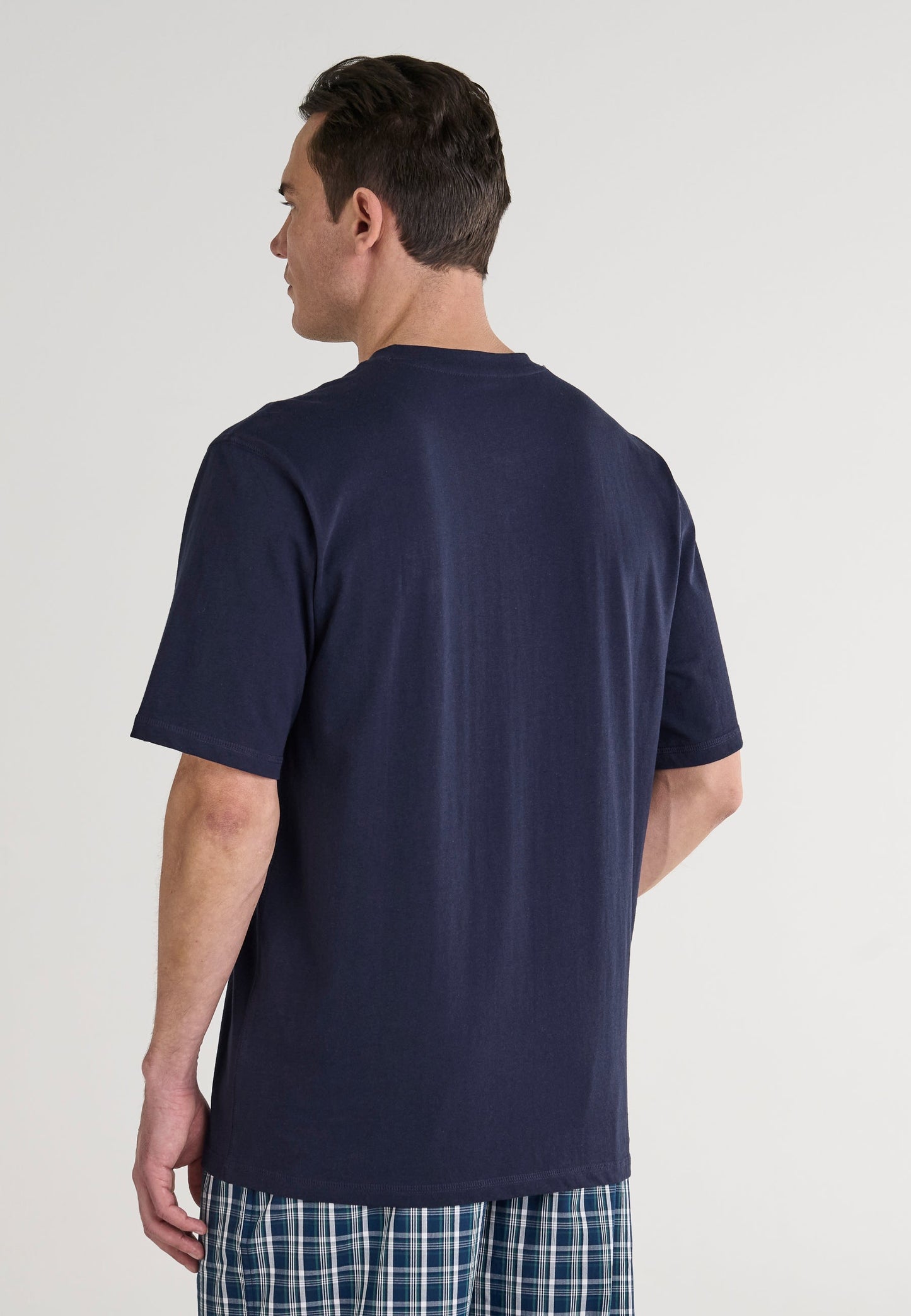Camiseta azul marino de algodón para hombre, estilo casual, vista trasera, ideal para uso diario.