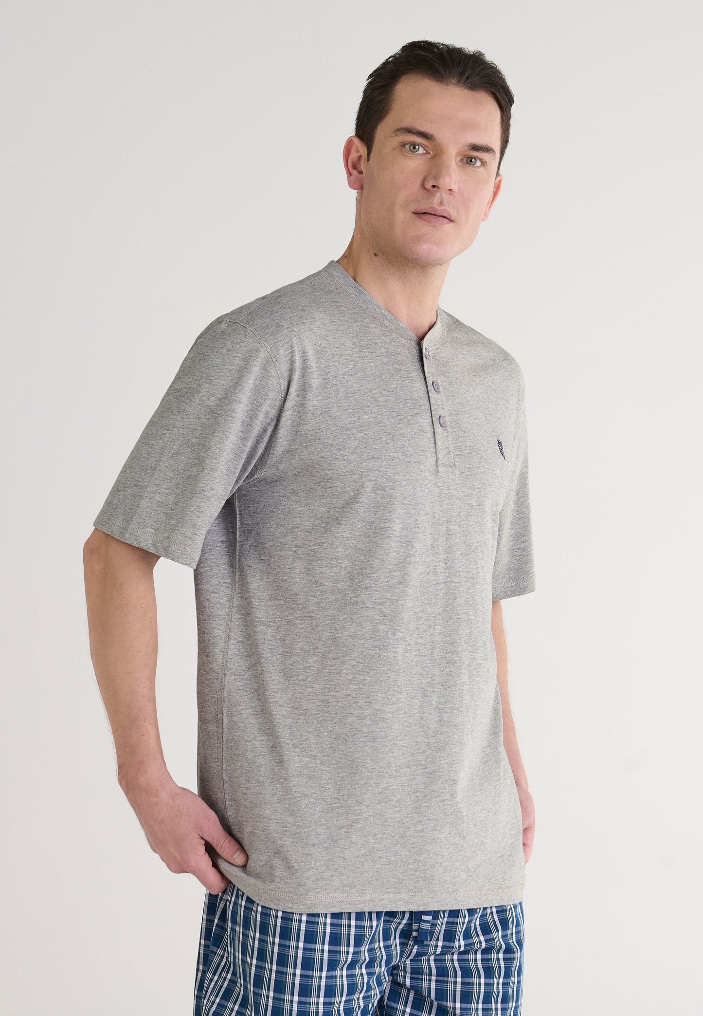 Camiseta gris de algodón con botones, estilo casual, perfecta para uso diario.