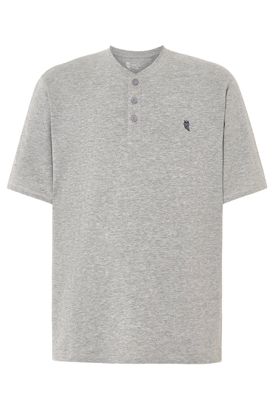 Camiseta gris de algodón, estilo casual con botones y logo bordado en el pecho, comodidad para el día a día.