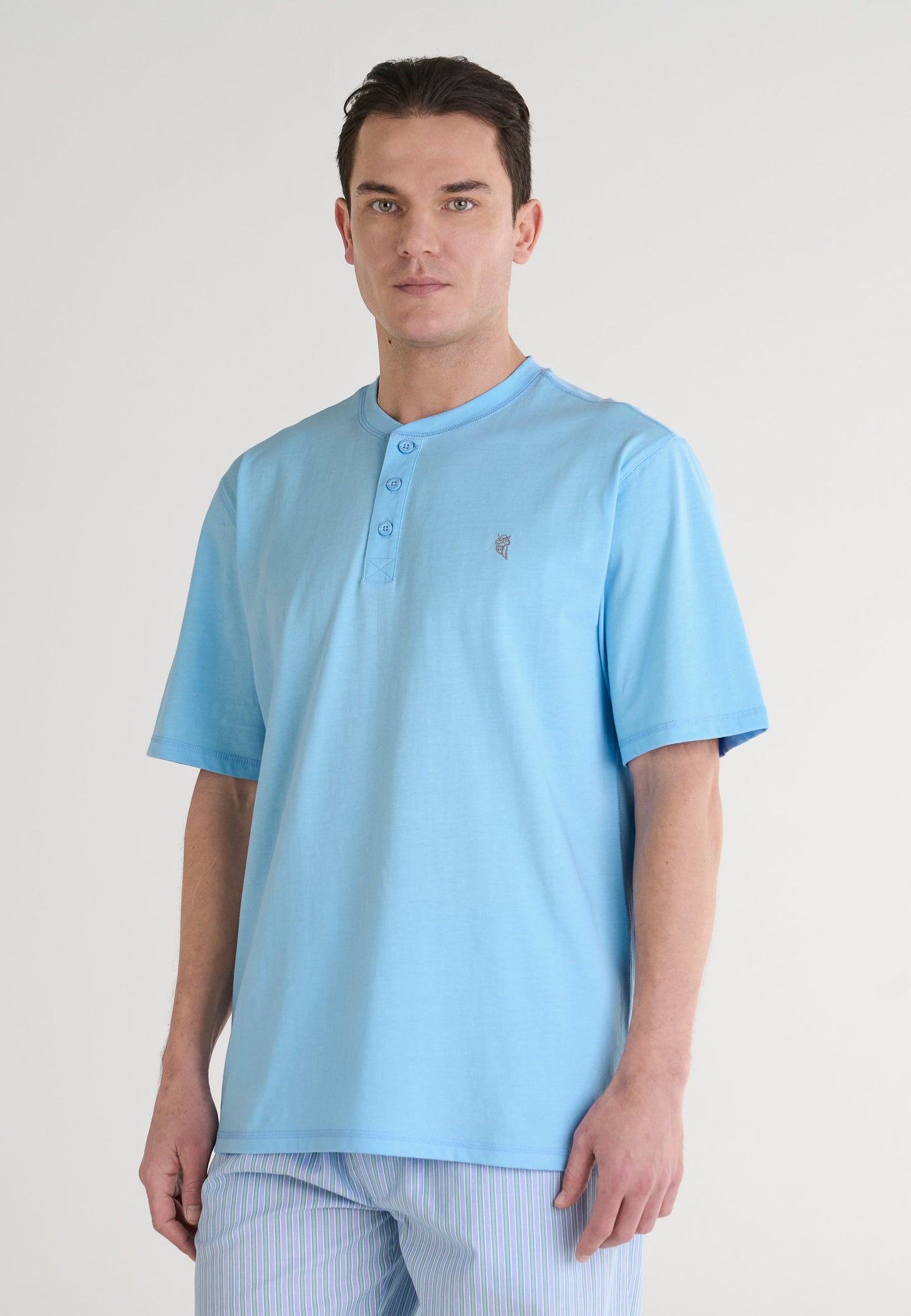 Camiseta de hombre azul claro, de algodón, estilo casual con botones y logo bordado. Ideal para uso diario.