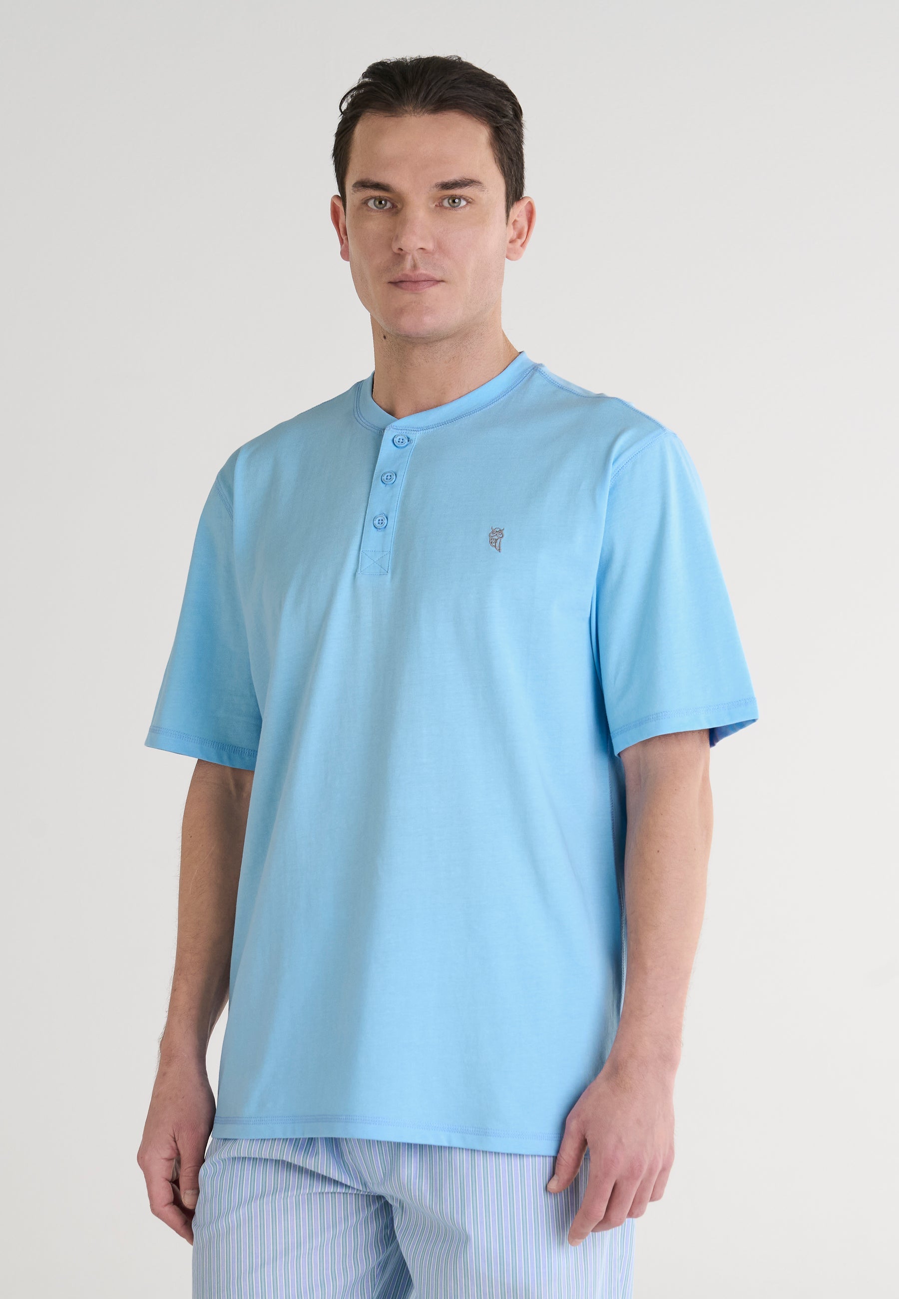 Camiseta de hombre azul claro, de algodón, estilo casual con botones y logo bordado. Ideal para uso diario.