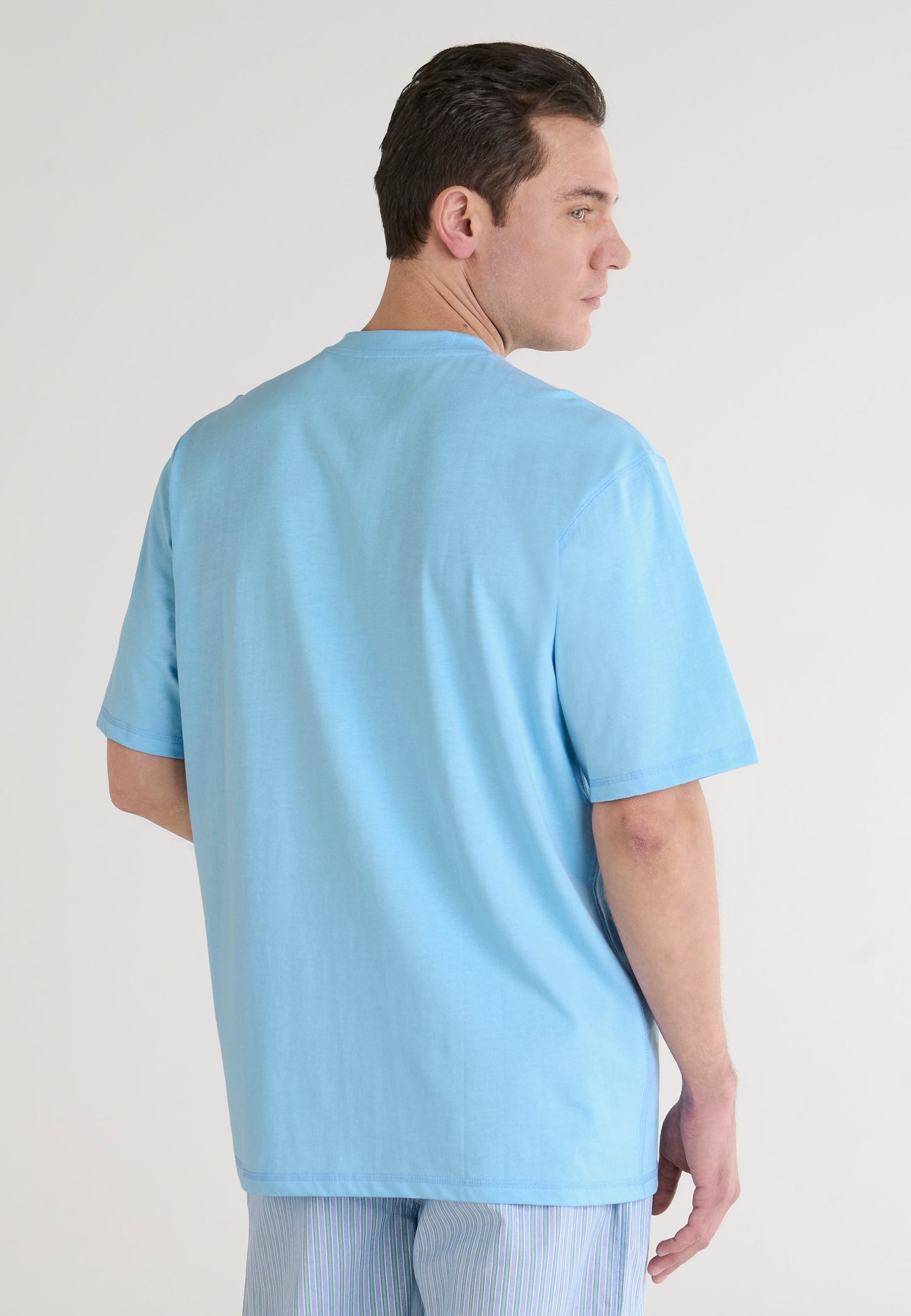 Camiseta de hombre azul claro de algodón, estilo casual, con corte clásico y manga corta.