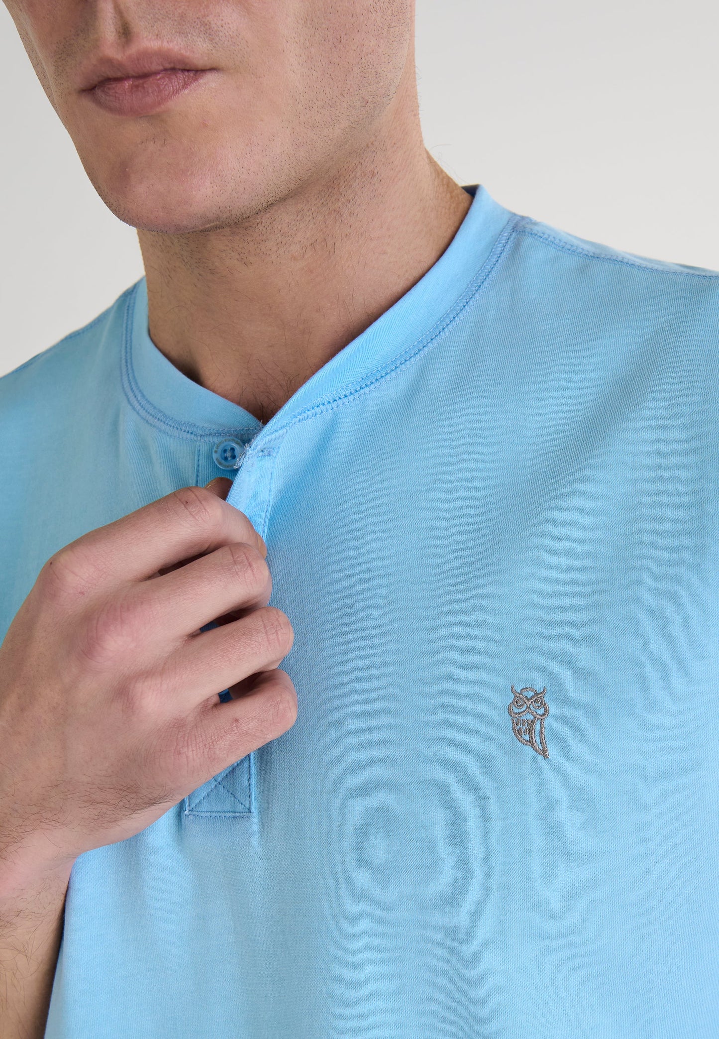 Camiseta de hombre azul claro, de algodón, con cuello redondo y detalle de búho bordado en el pecho.