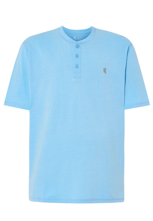 Camiseta azul claro de algodón, estilo casual, con botones en el cuello y logo bordado.