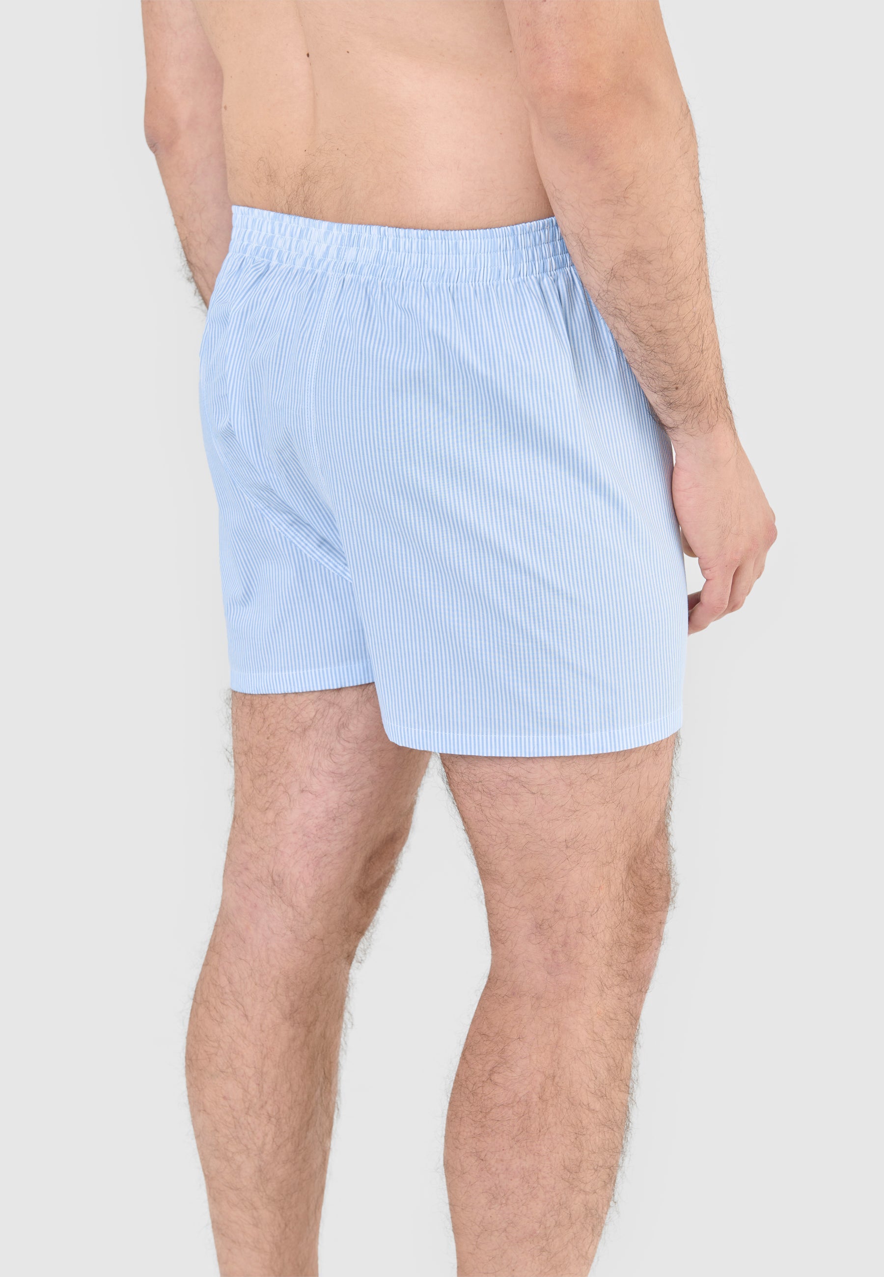 Bóxer de hombre azul claro con rayas finas, tejido suave y cómodo, ideal para uso diario.