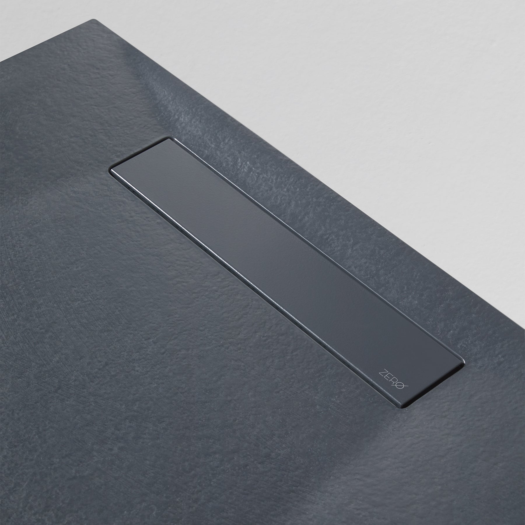 Plato de Ducha Rectangular Gel Coat Color Grafito extraplano, antideslizante y antibacteriano. Diseño elegante, resistente y fácil de limpiar.