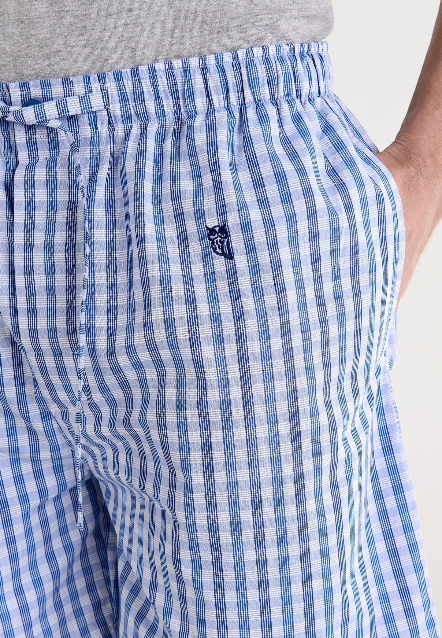 Pantalones cortos de cuadros azul claro y blanco, de algodón, con cintura elástica y bordado en el bolsillo.