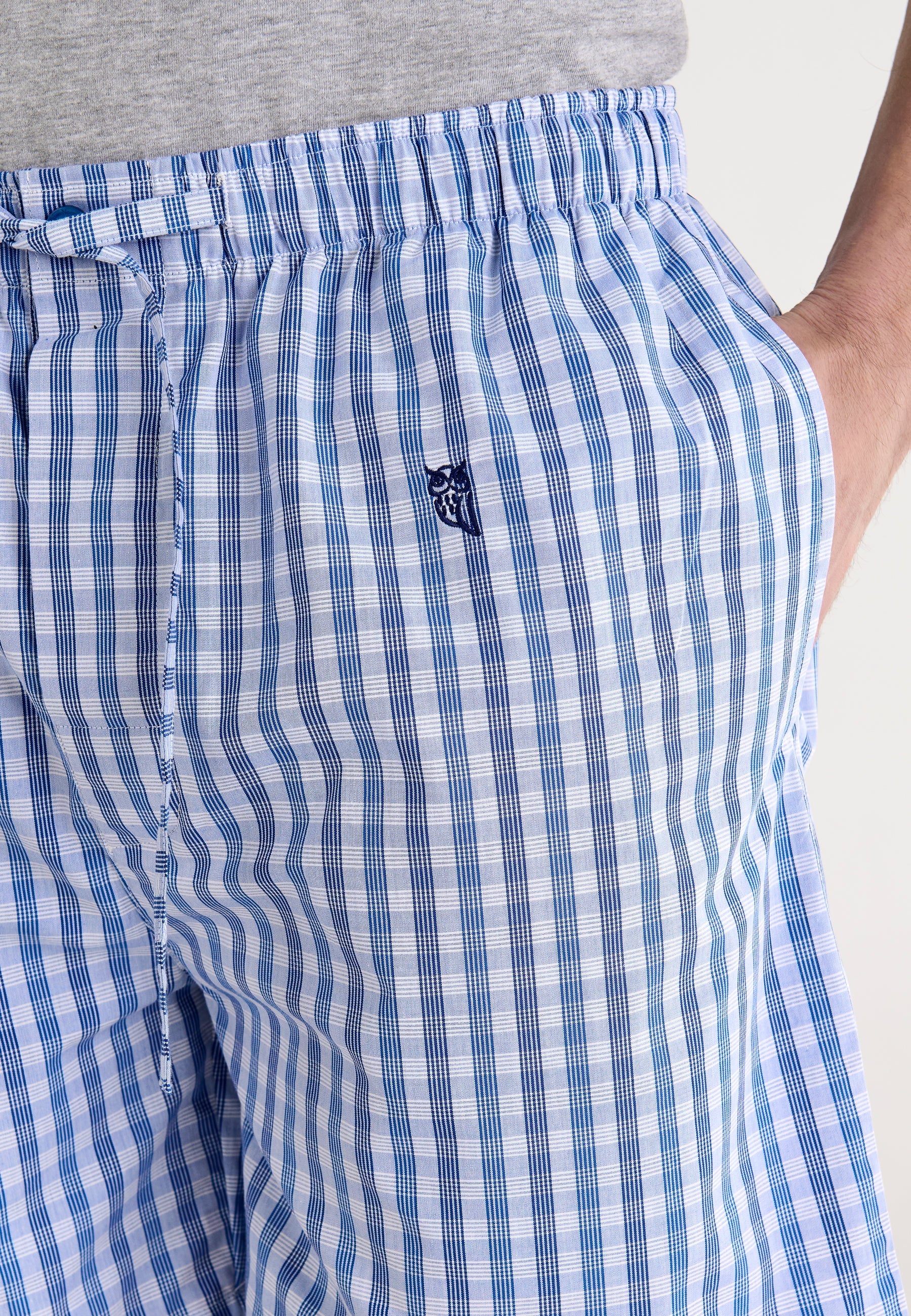 Pantalones cortos de cuadros azul claro y blanco, de algodón, con cintura elástica y bordado en el bolsillo.