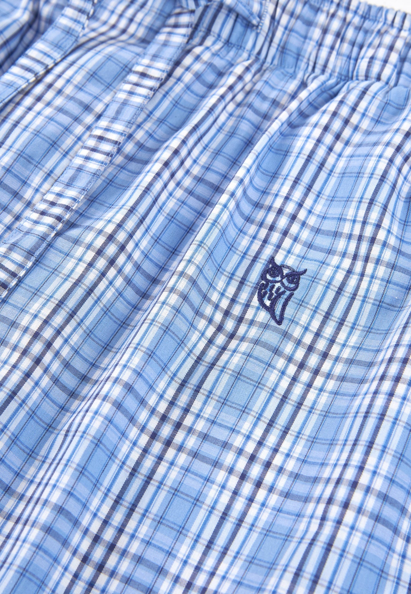 Pantalones cortos de cuadro azul y blanco, algodón suave, con bordado en la parte frontal. Ideal para uso diario.