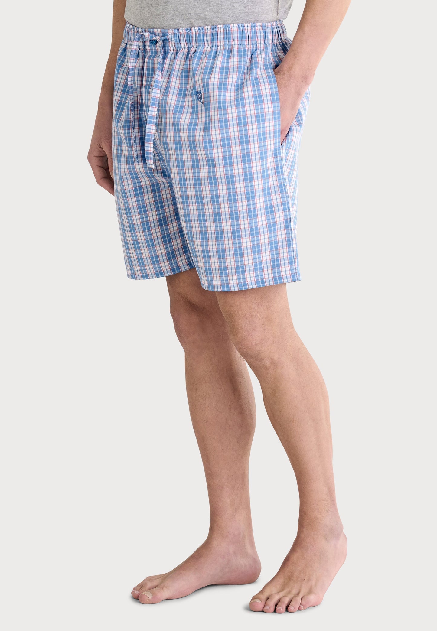 Pantalones cortos de hombre en cuadros azul y rosa, de algodón, estilo relajado con cintura elástica y bolsillos.
