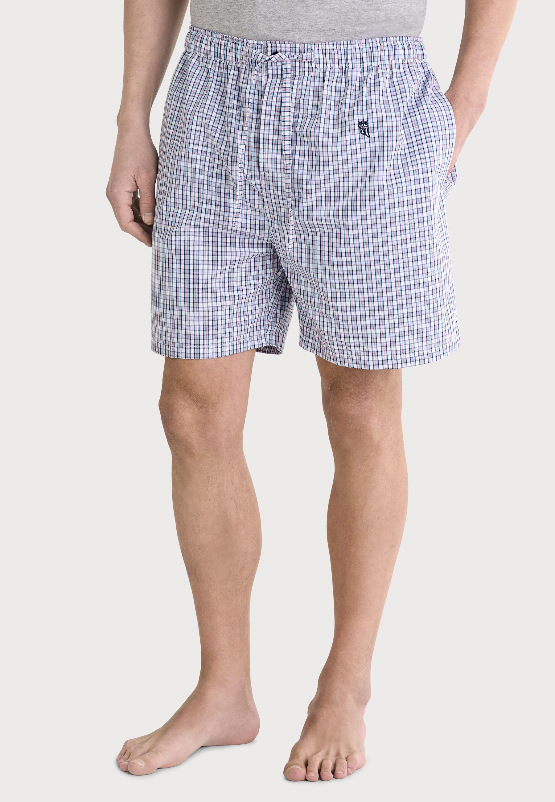 Pantalones cortos de hombre a cuadros azul y blanco, material suave, estilo casual y cómodo.